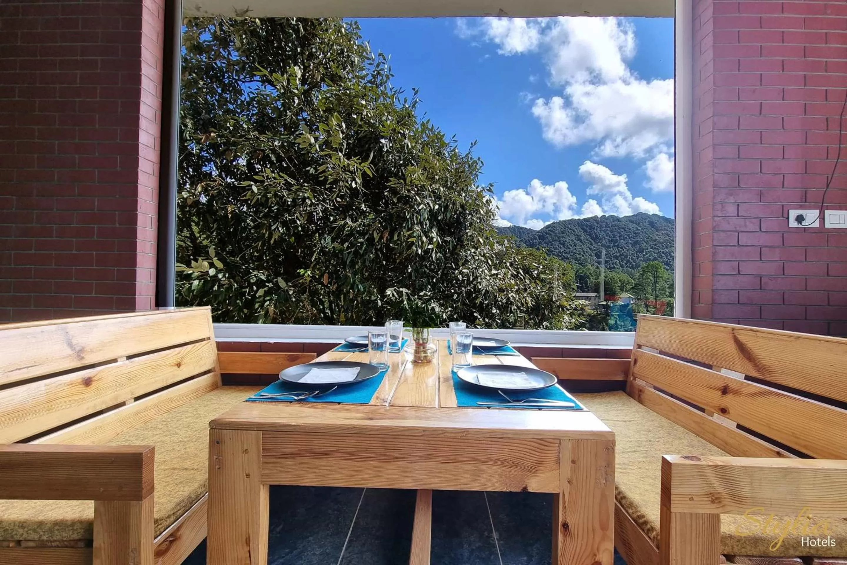 Restaurant/places to eat in Moon Glade By Stylia Hotels