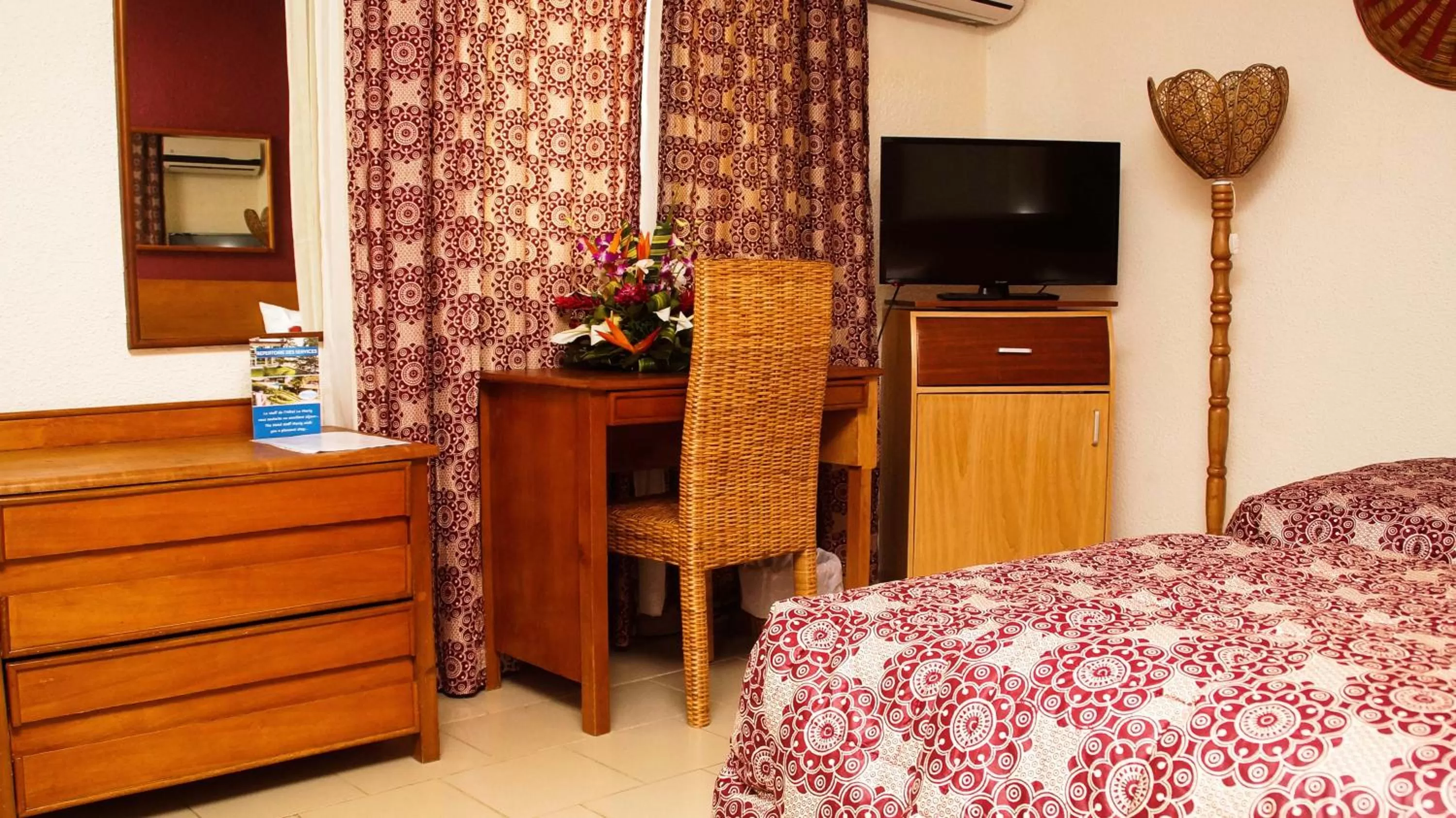 TV and multimedia, Bed in Hotel Le Marly