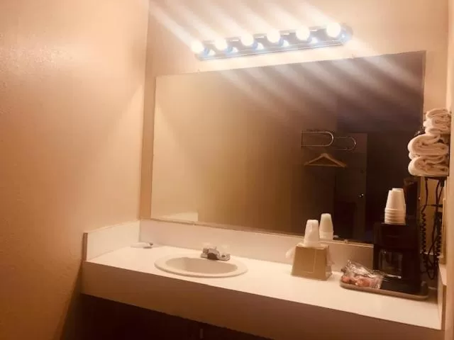 Bathroom in Bryce Way Motel