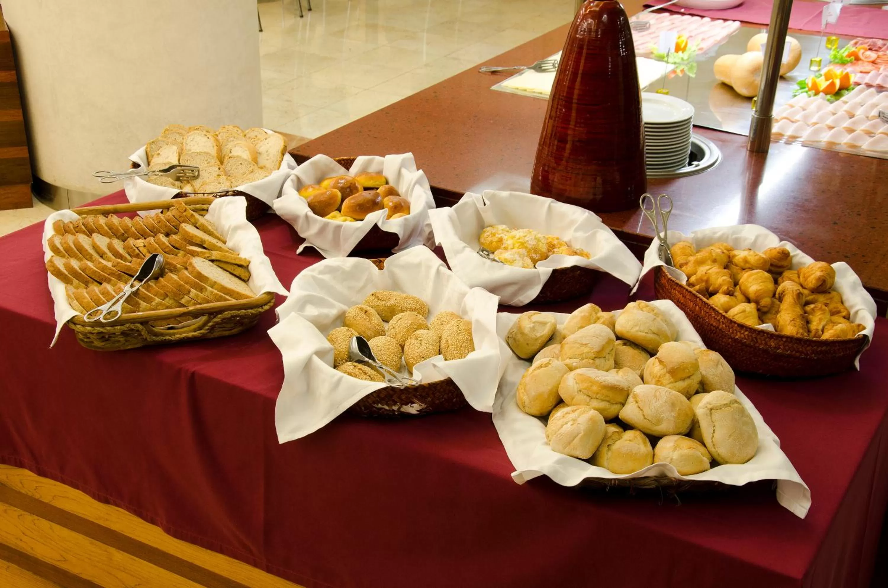 Food and drinks in VIP Executive Entrecampos Hotel & Conference