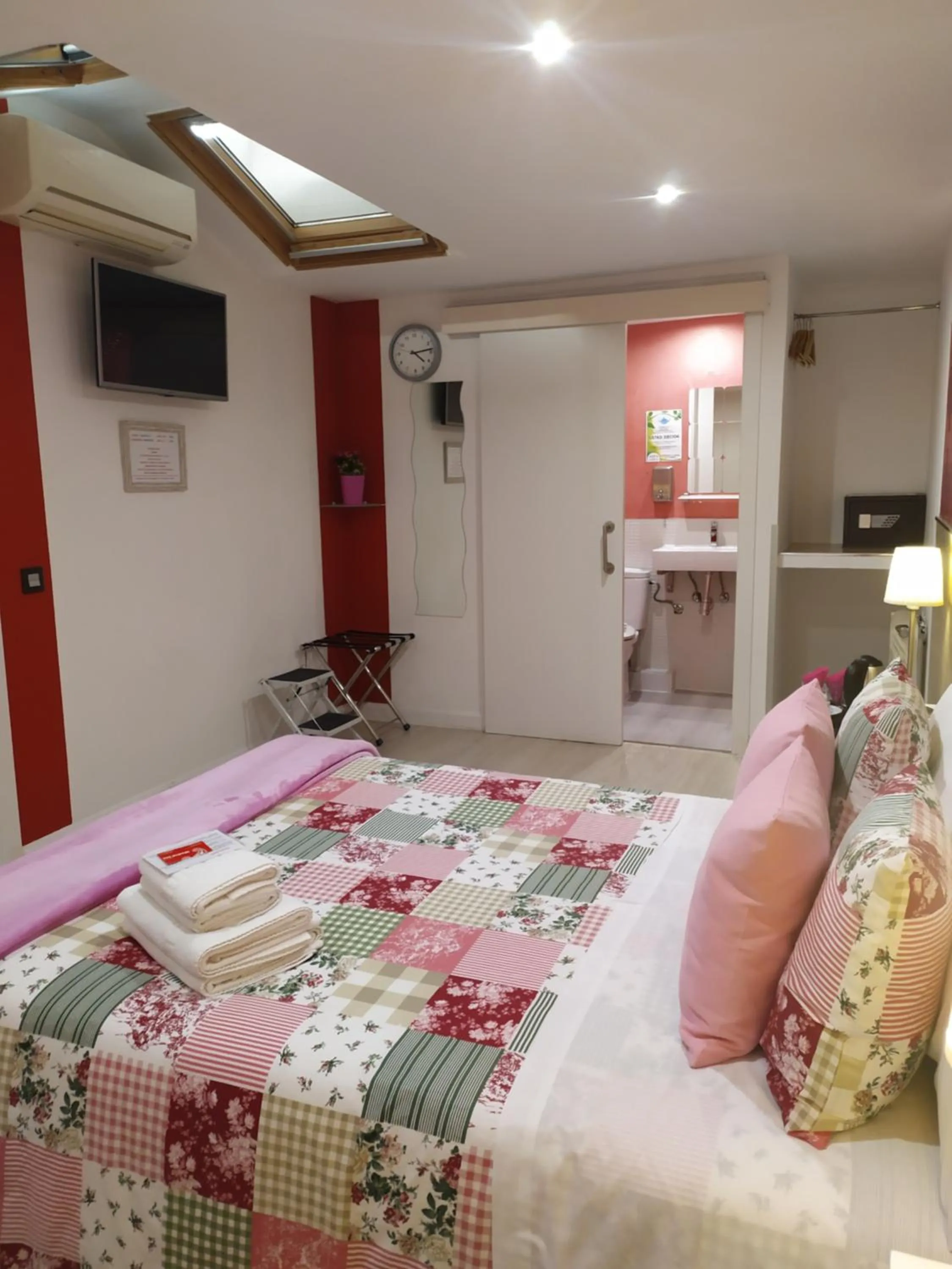 Photo of the whole room, Bed in Hostal Inn Madrid