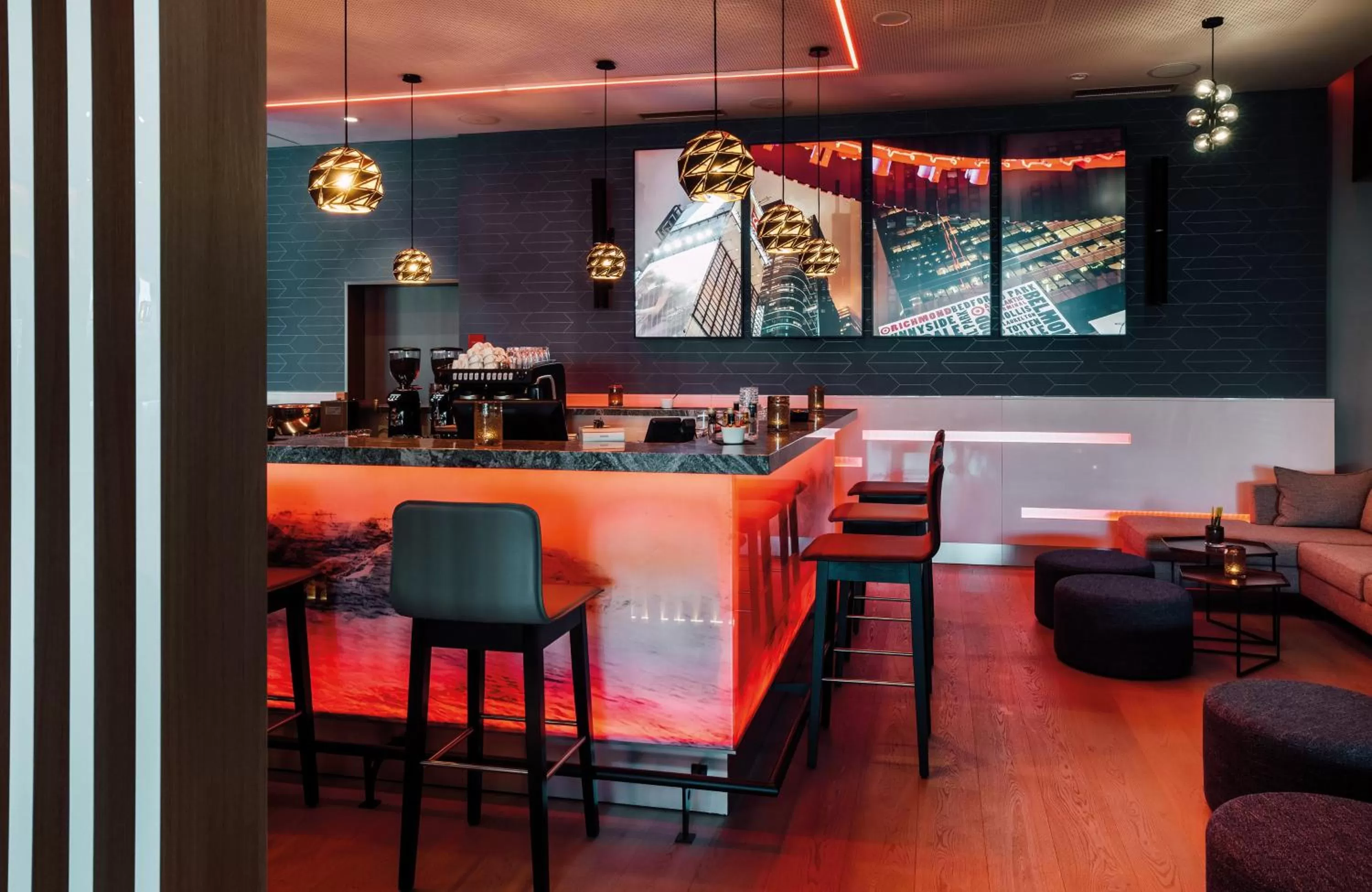 Lounge or bar in Leonardo Hotel Zurich Airport