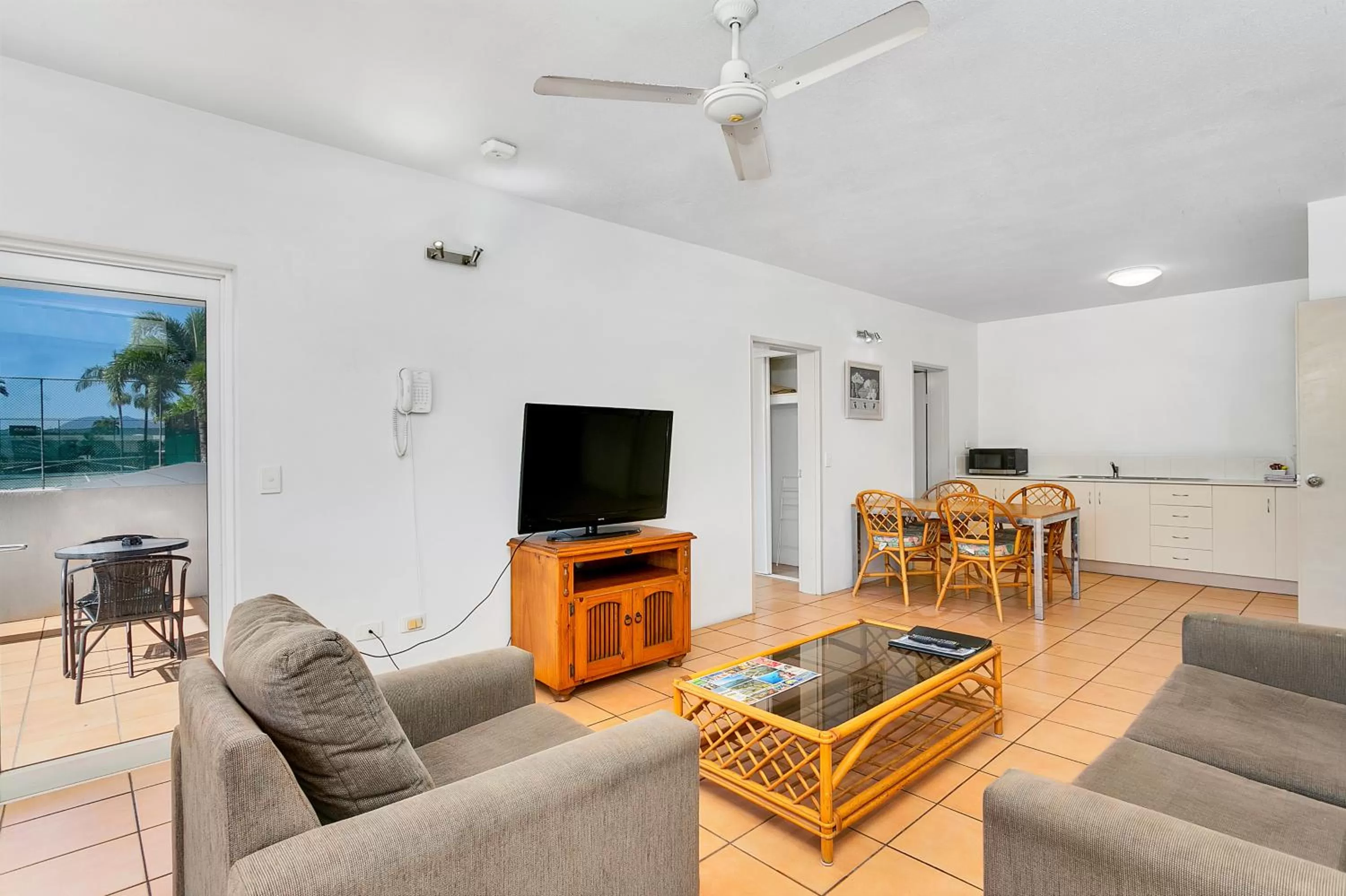 TV and multimedia in Cairns Reef Apartments & Motel