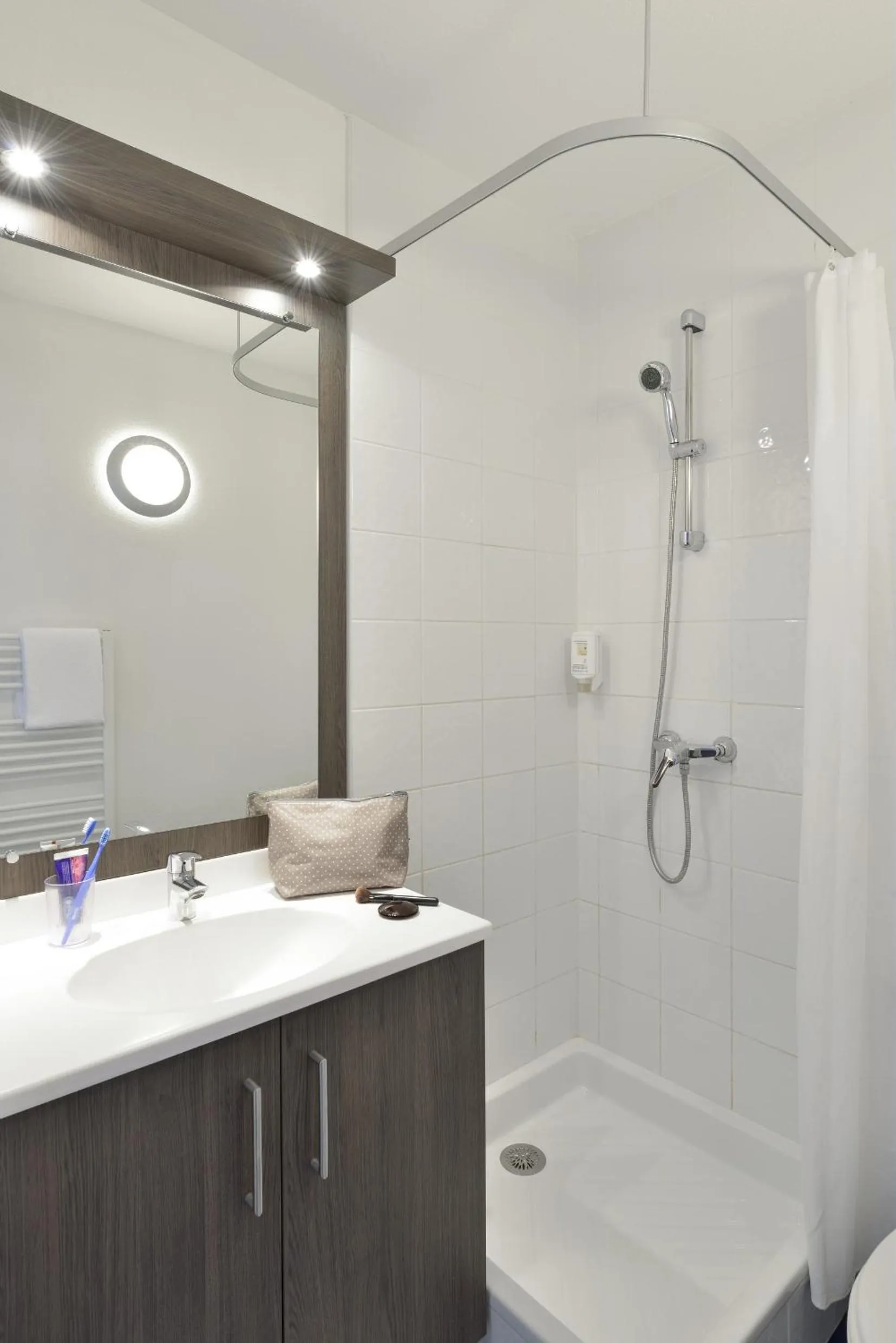 Shower in Aparthotel Adagio Access Toulouse St Cyprien