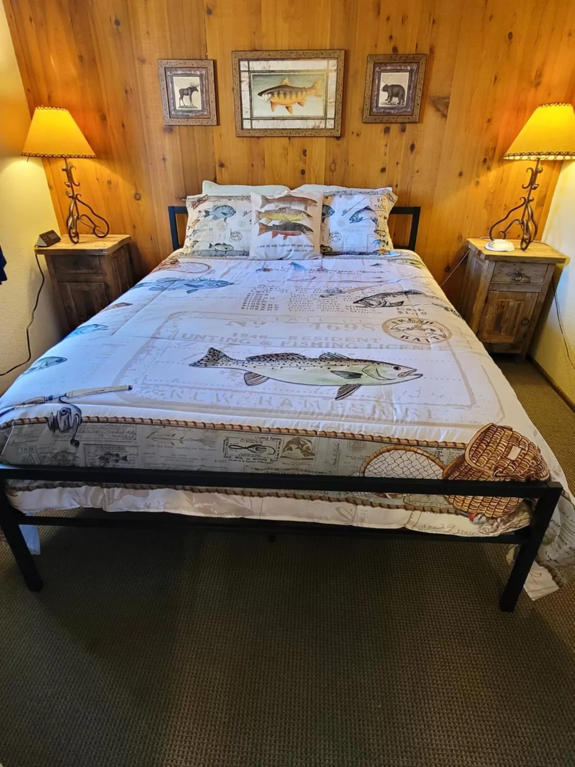 Bedroom, Bed in Hillcrest Suites & Cabins