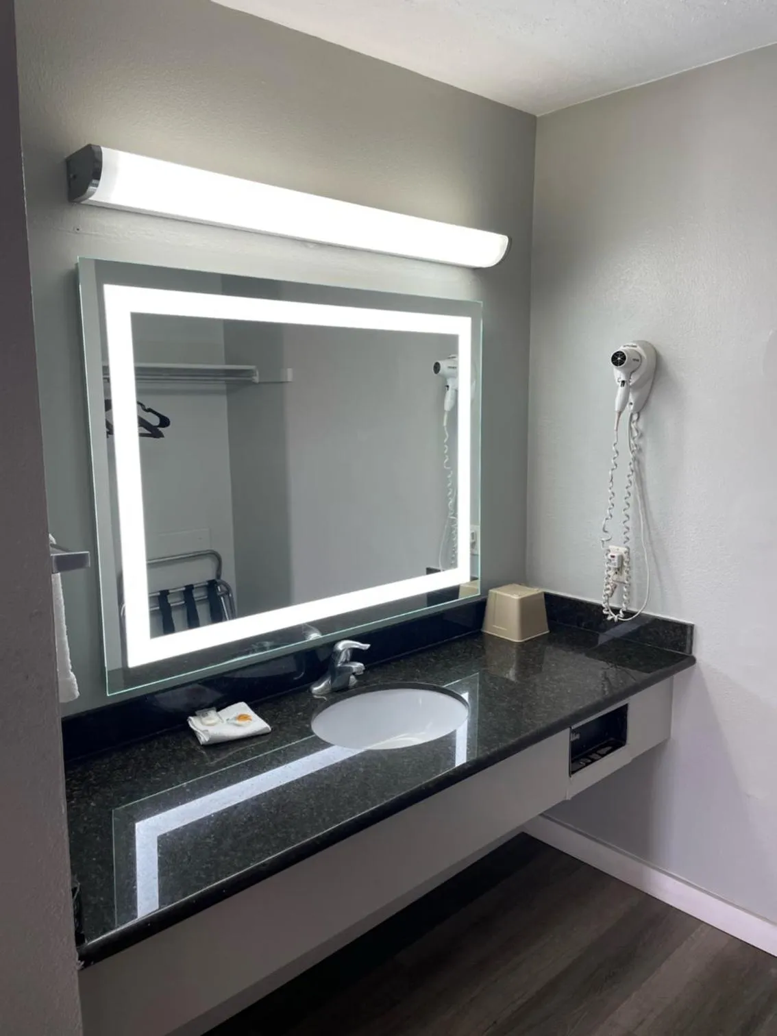 Toilet in Discovery Inn