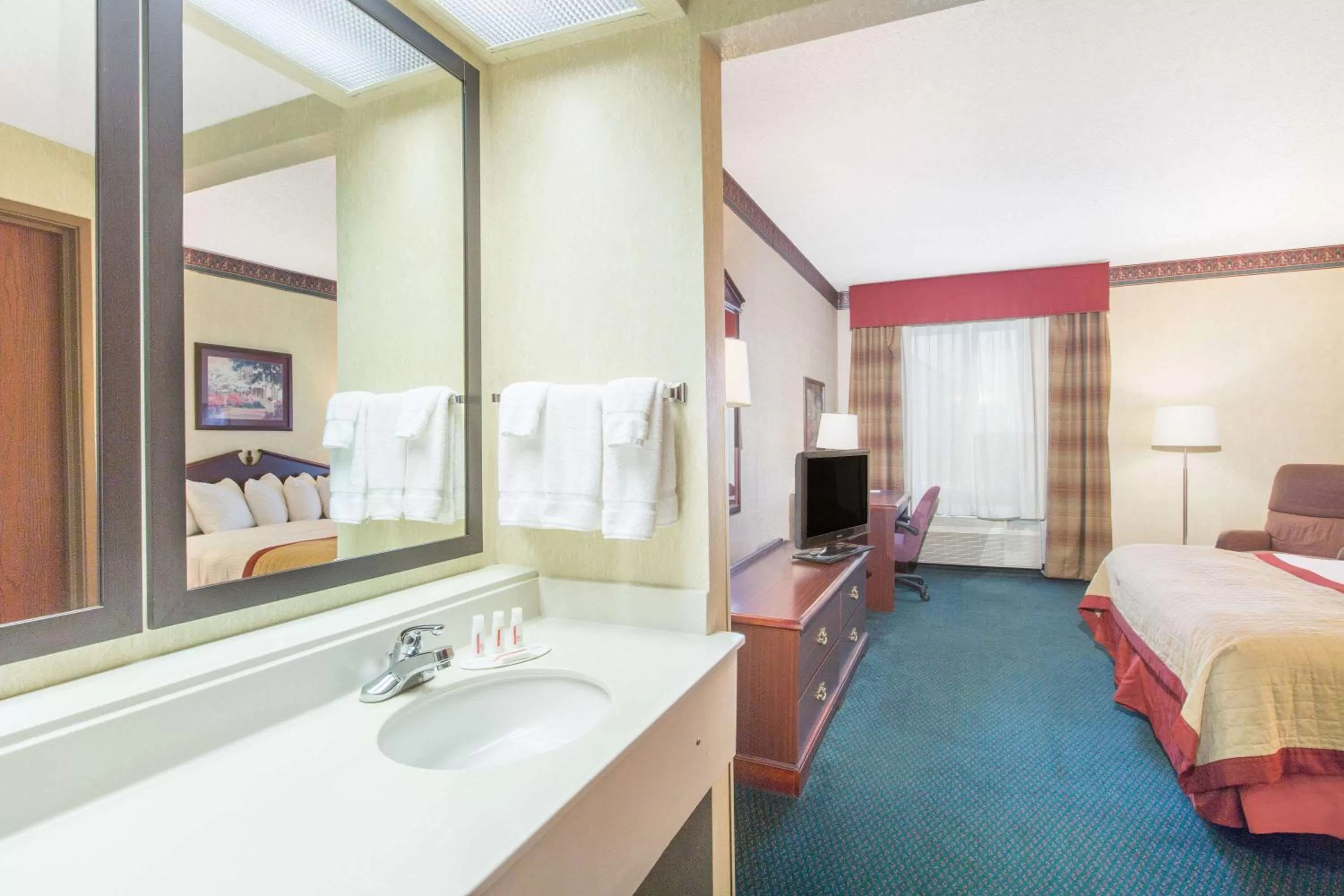 Bathroom, Bed in Baymont by Wyndham Jonesboro