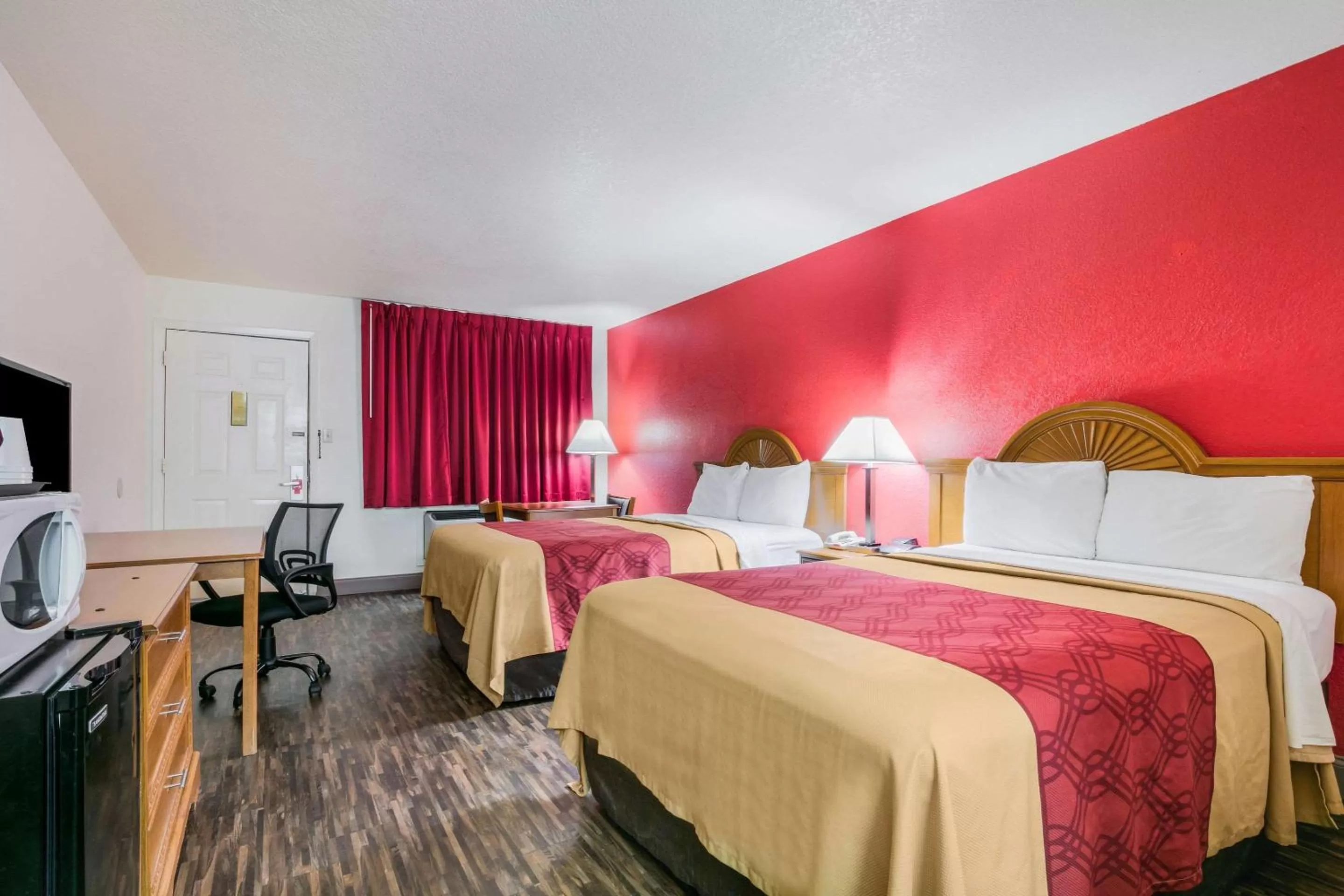 Photo of the whole room, Bed in Econo Lodge & Suites Brinkley