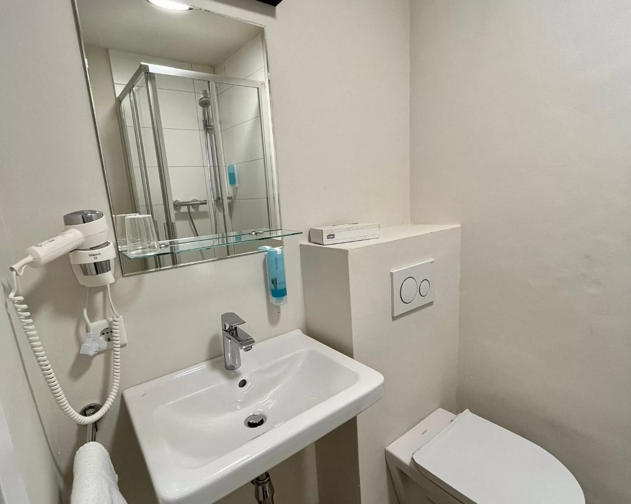 Shower in Hotel Goldener Löwe