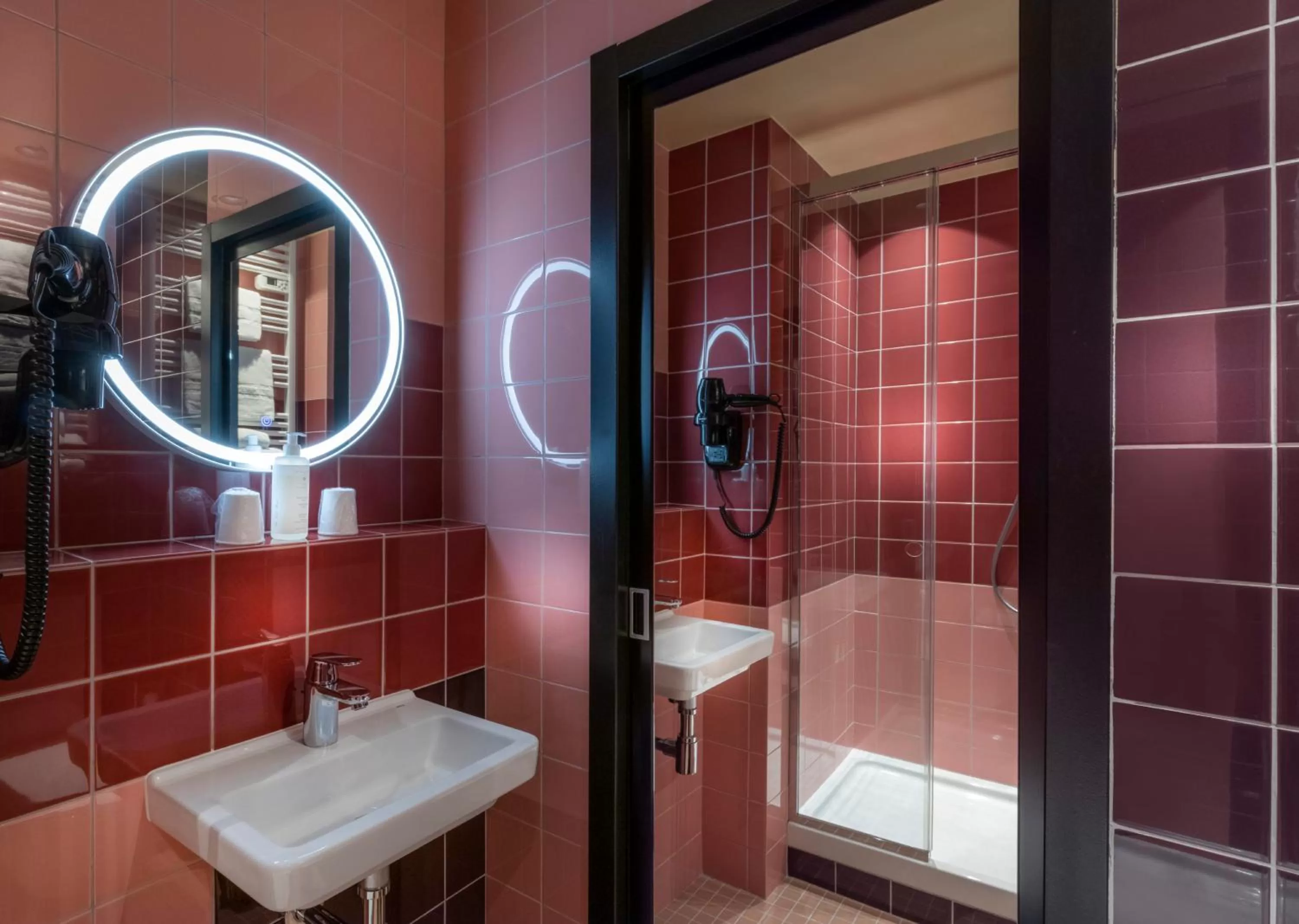 Shower in Libertel Canal Saint Martin