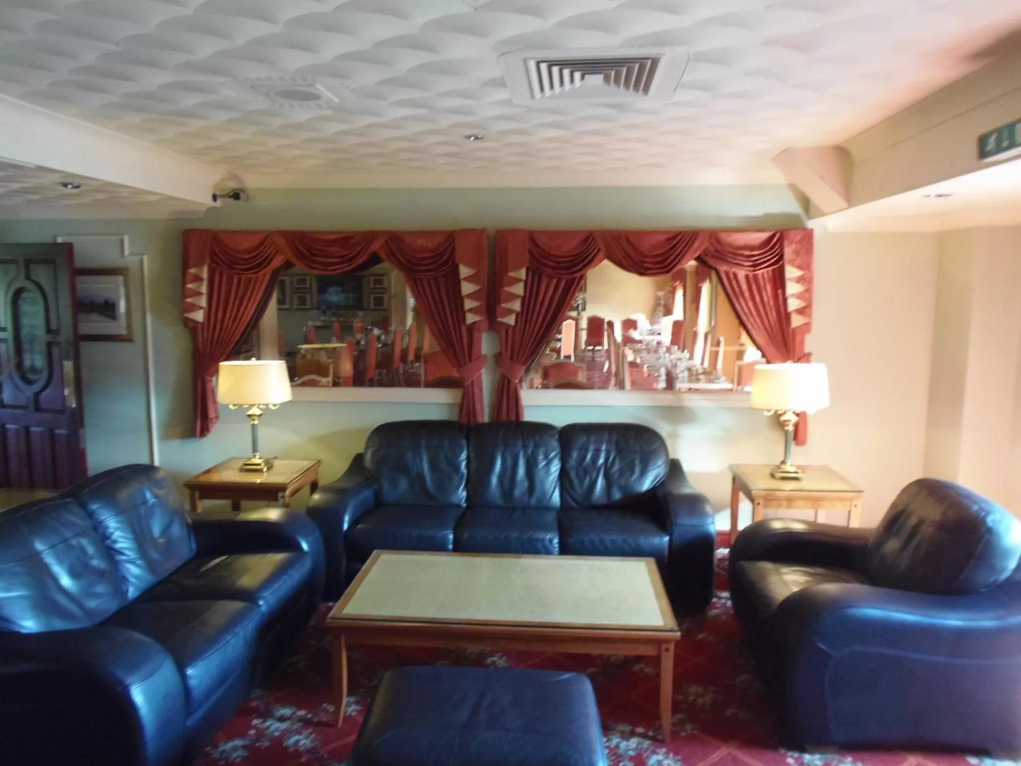 Lounge or bar in Lakeside International Hotel