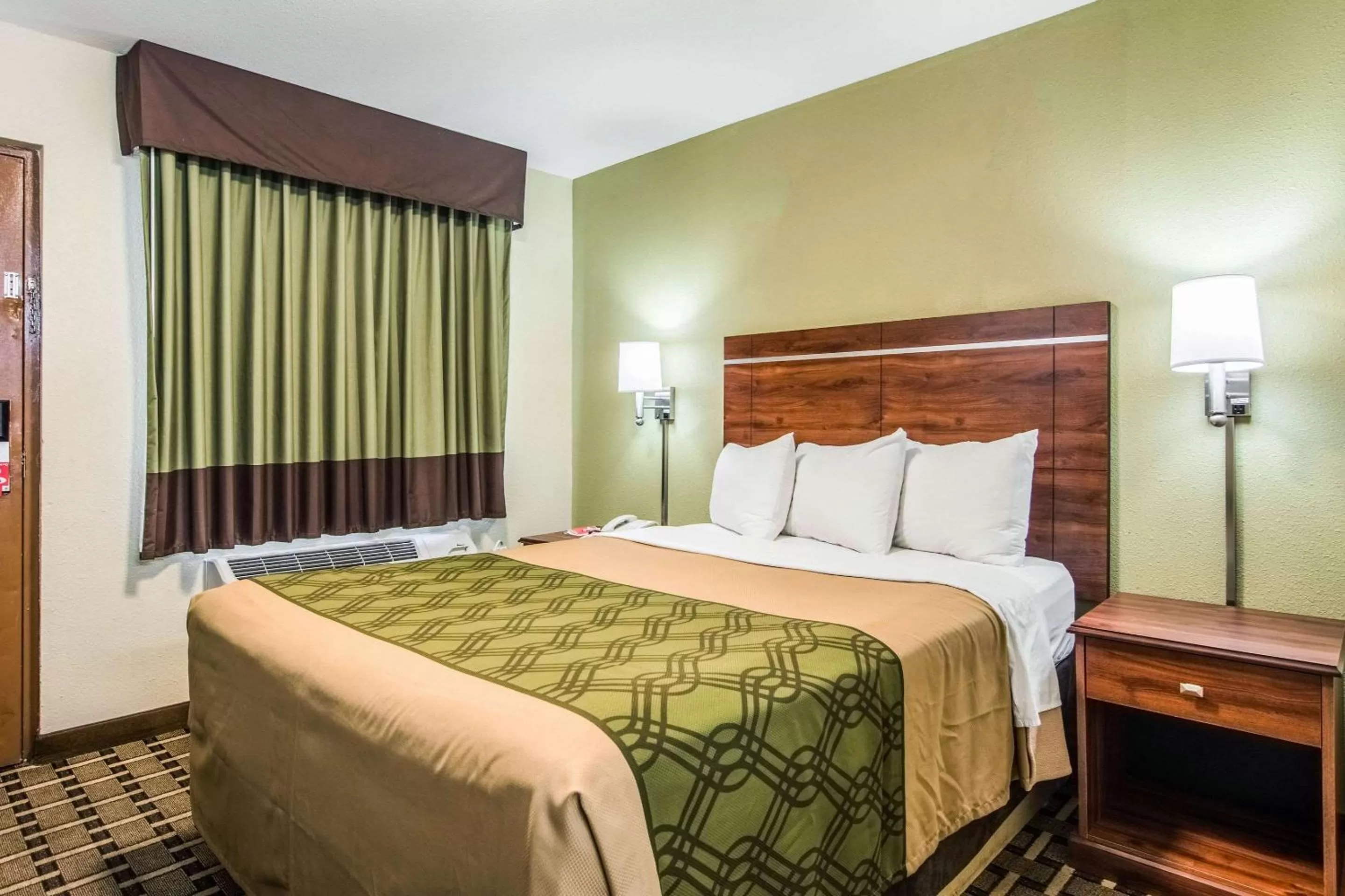 Photo of the whole room, Bed in Econo Lodge Jasper