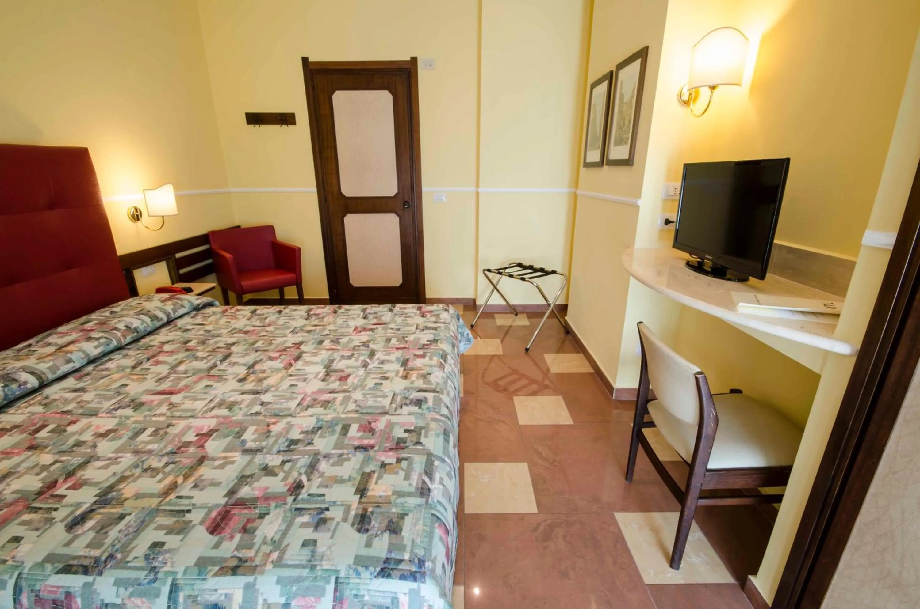 Photo of the whole room, Bed in Hotel Tarconte