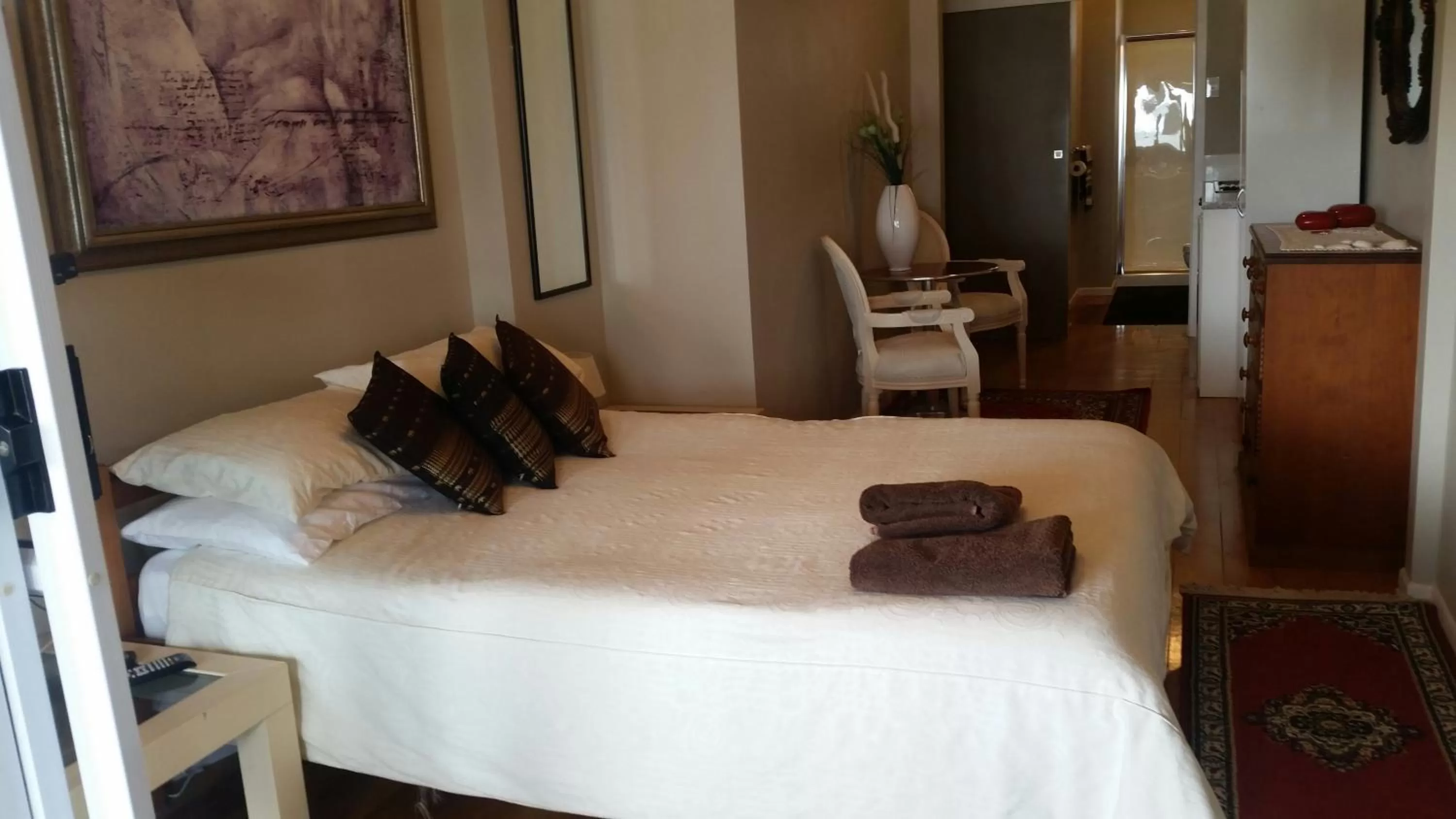 Bed in Nana Glads Beachfront Accommodation