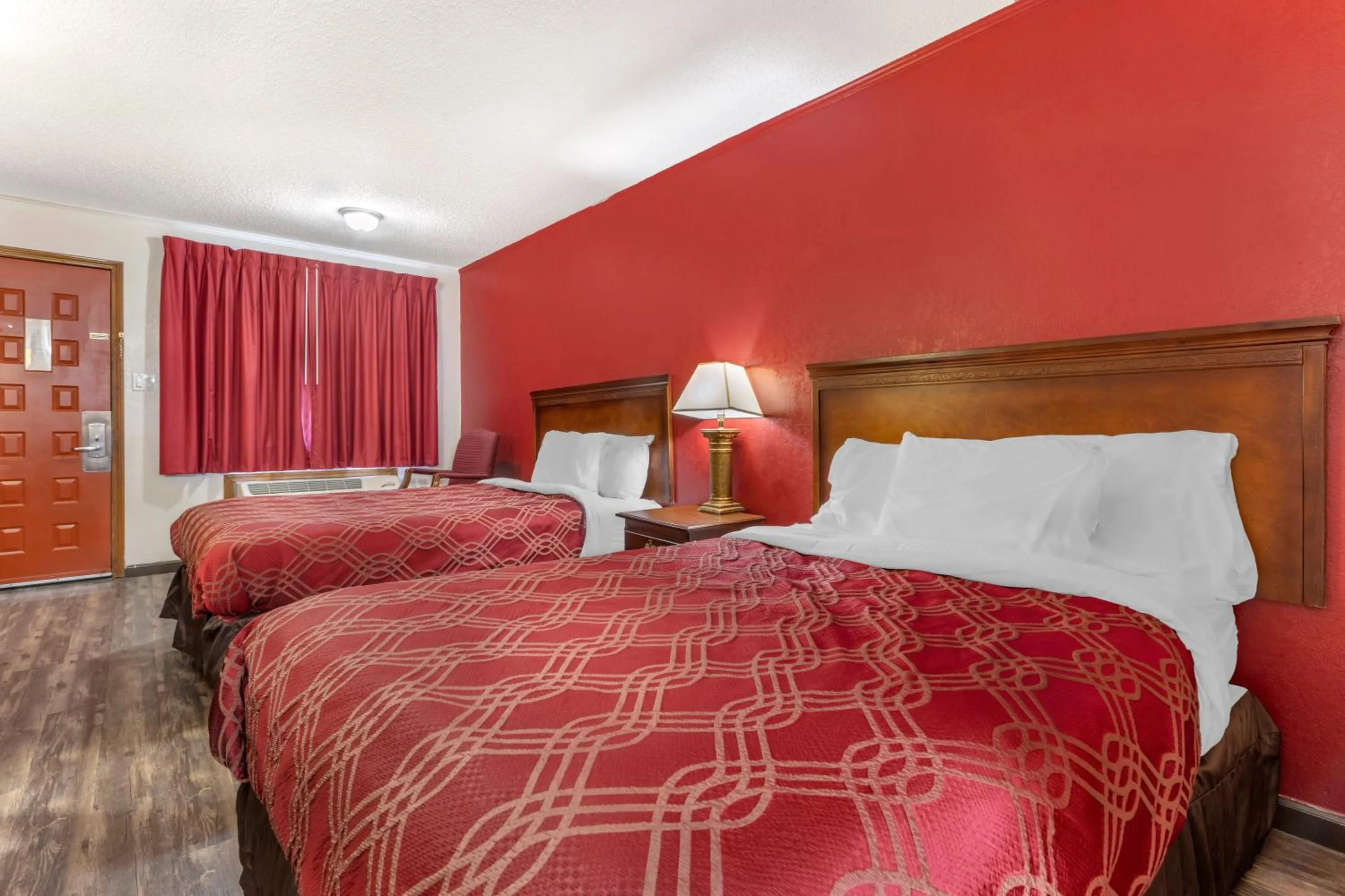 Bed in Econo Lodge Wooster