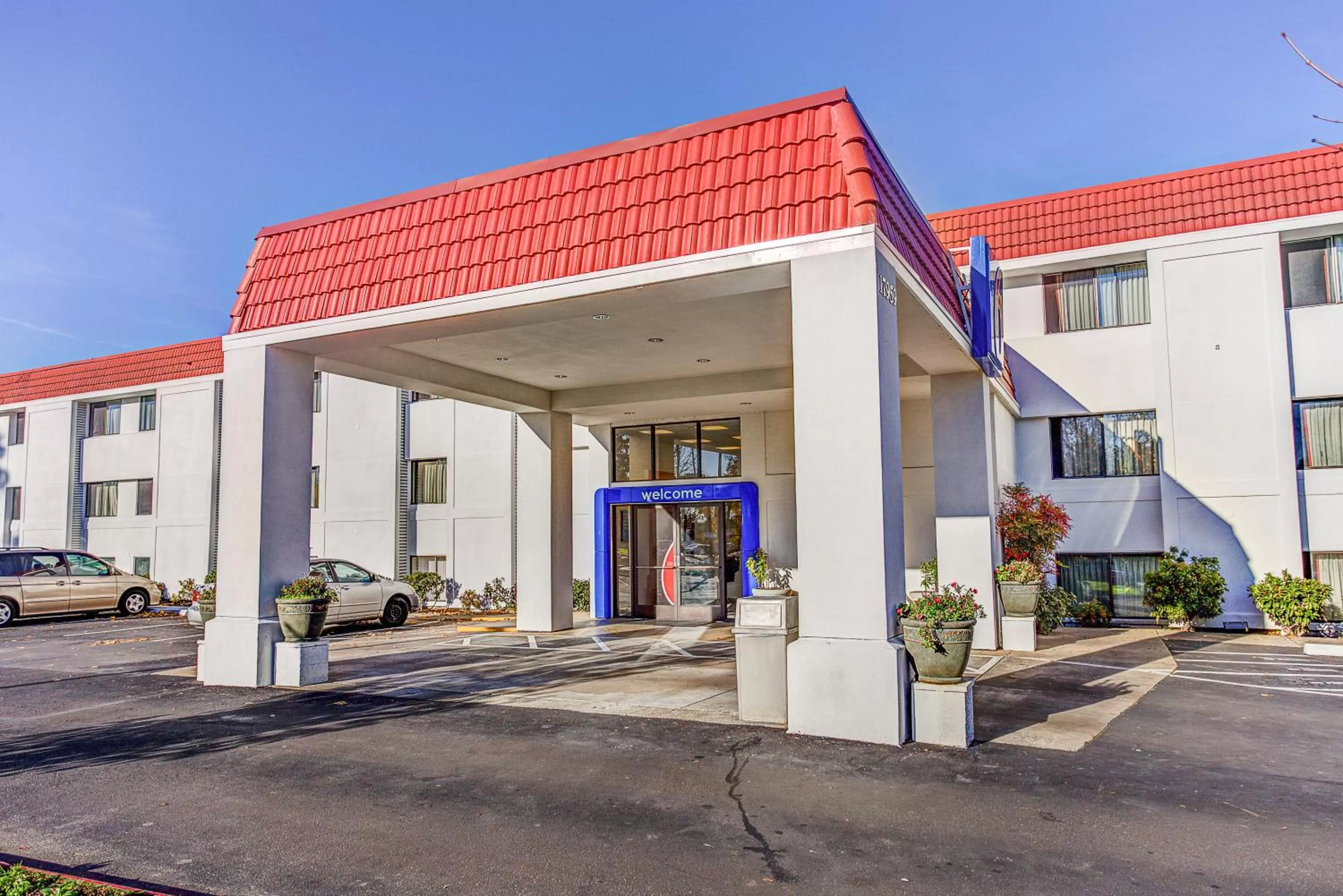 Facade/entrance in Motel 6-Portland, OR - Tigard West