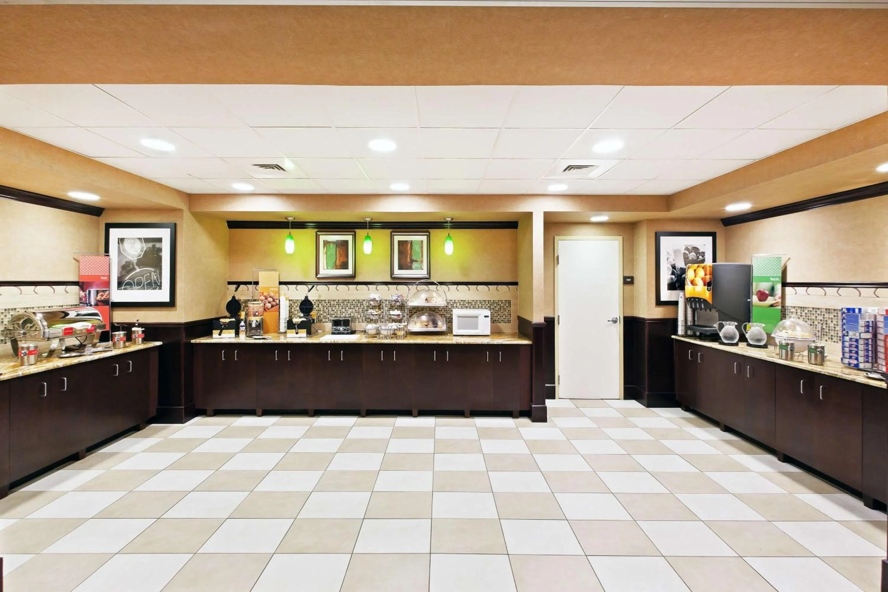 Dining area in Hampton Inn and Suites Austin - Lakeway