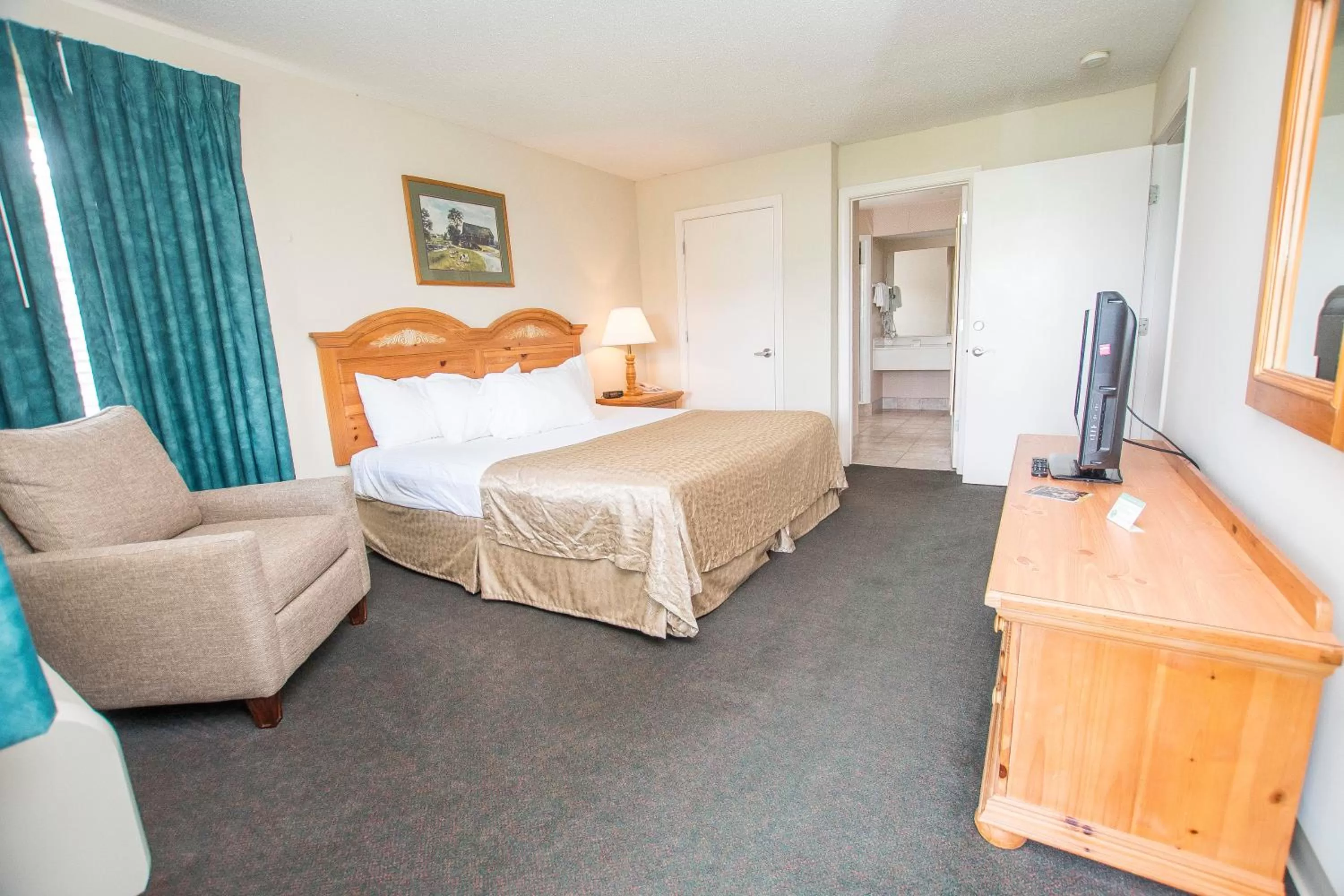 Bed in Lake Chatuge Lodge