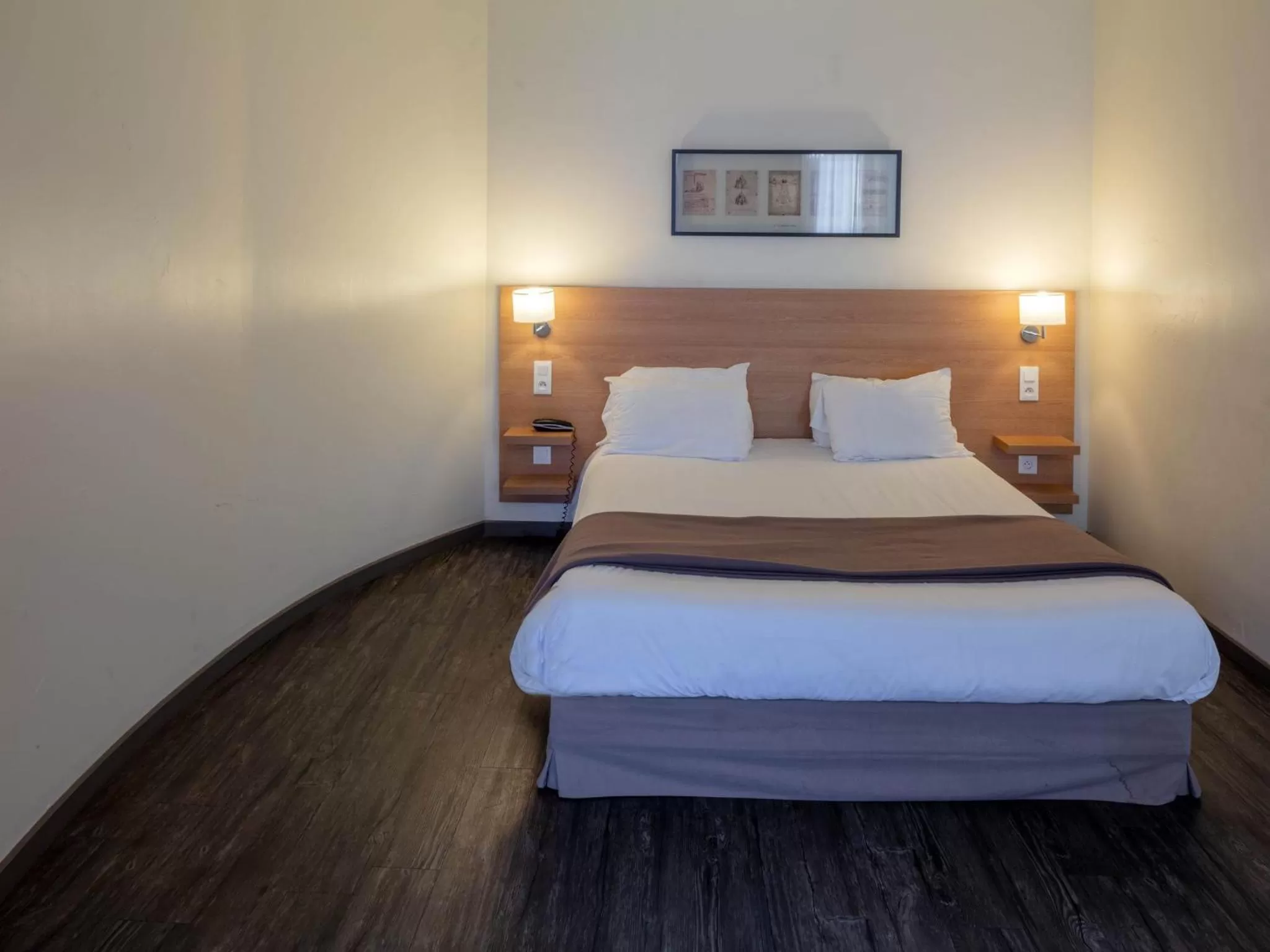 Bed in Noemys Toulon La Valette - Hotel restaurant avec piscine