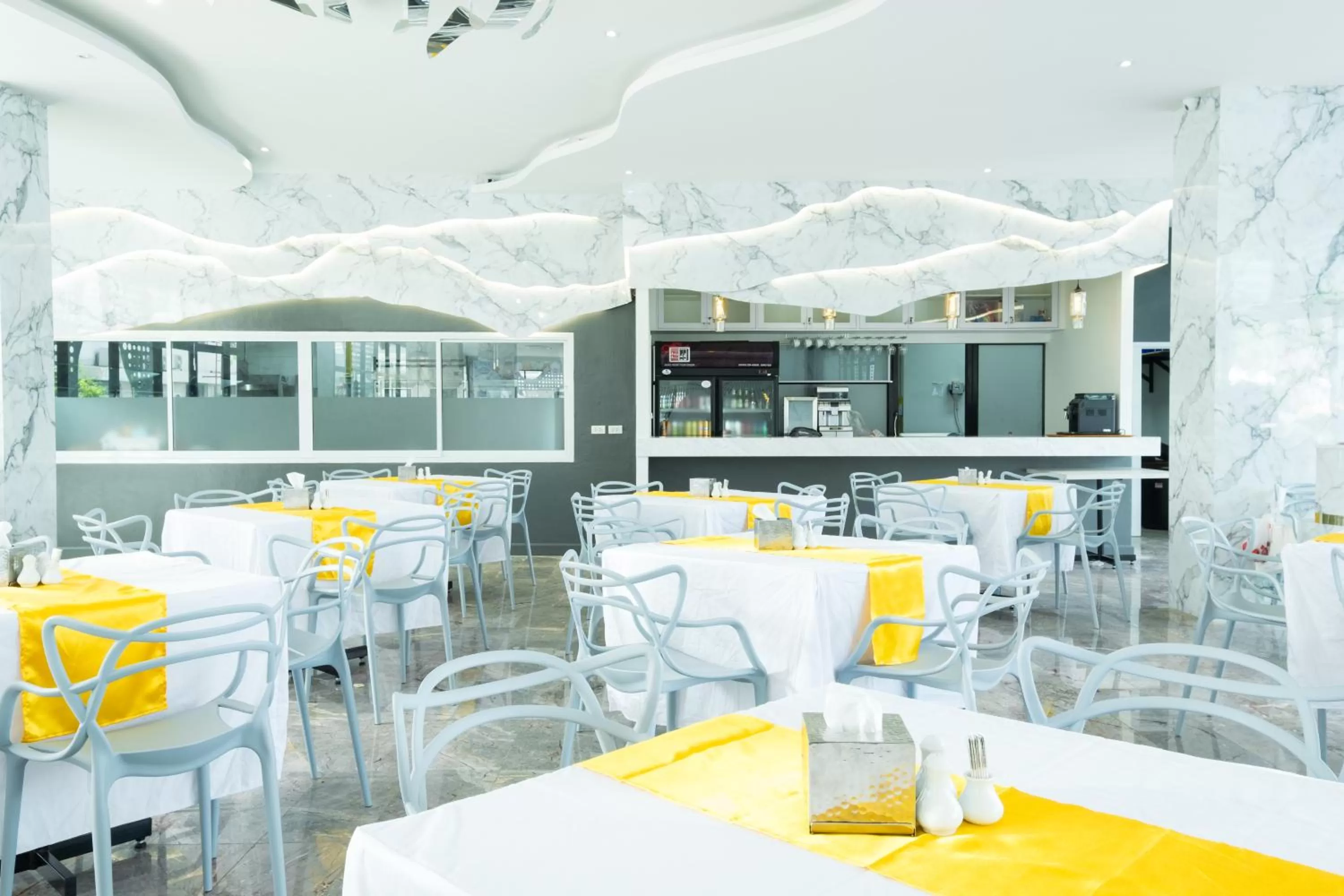 Restaurant/places to eat in P Plus Hotel