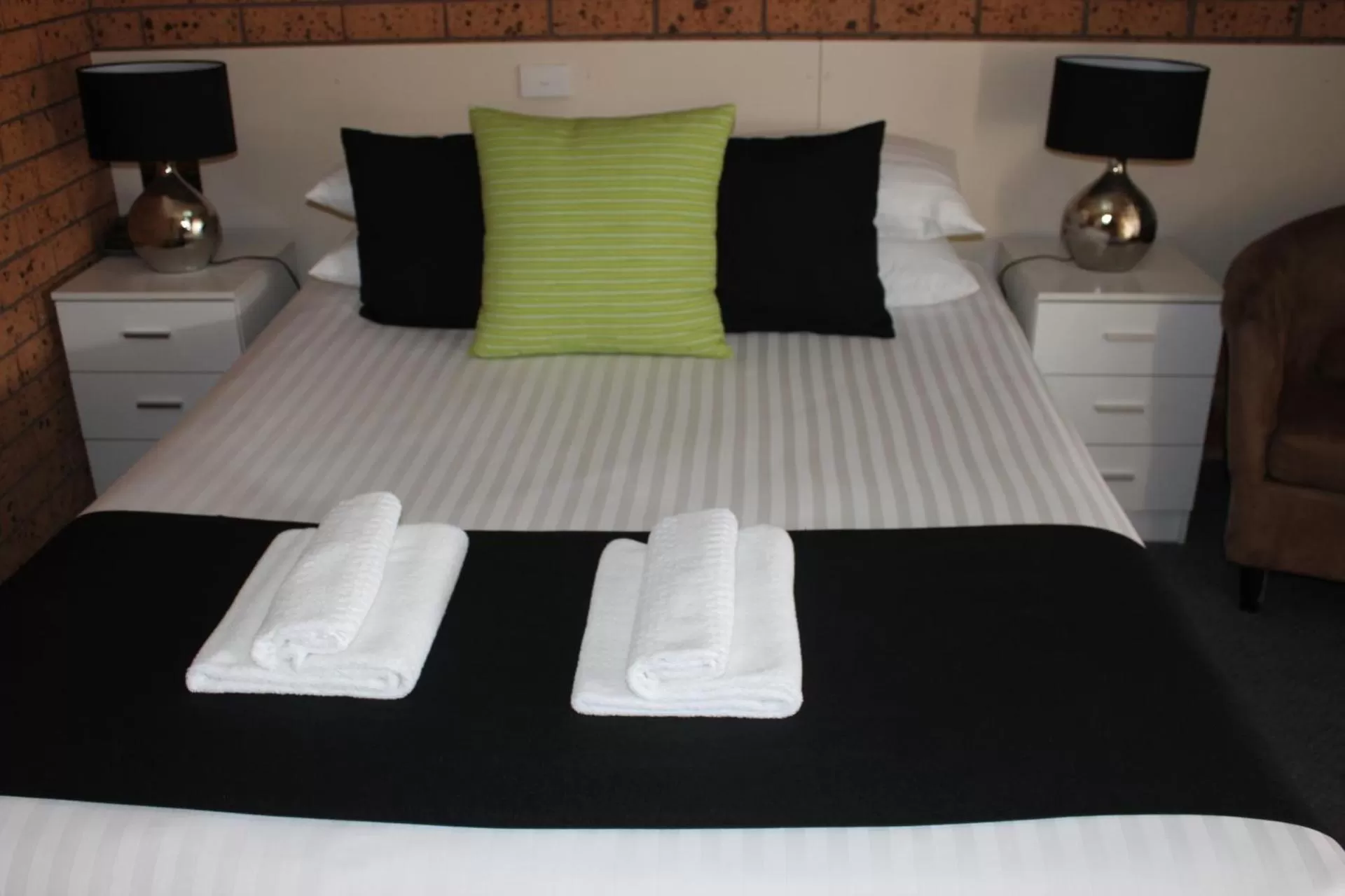 Deluxe Queen Kitchenette in Golden Harvest Motor Inn Moree