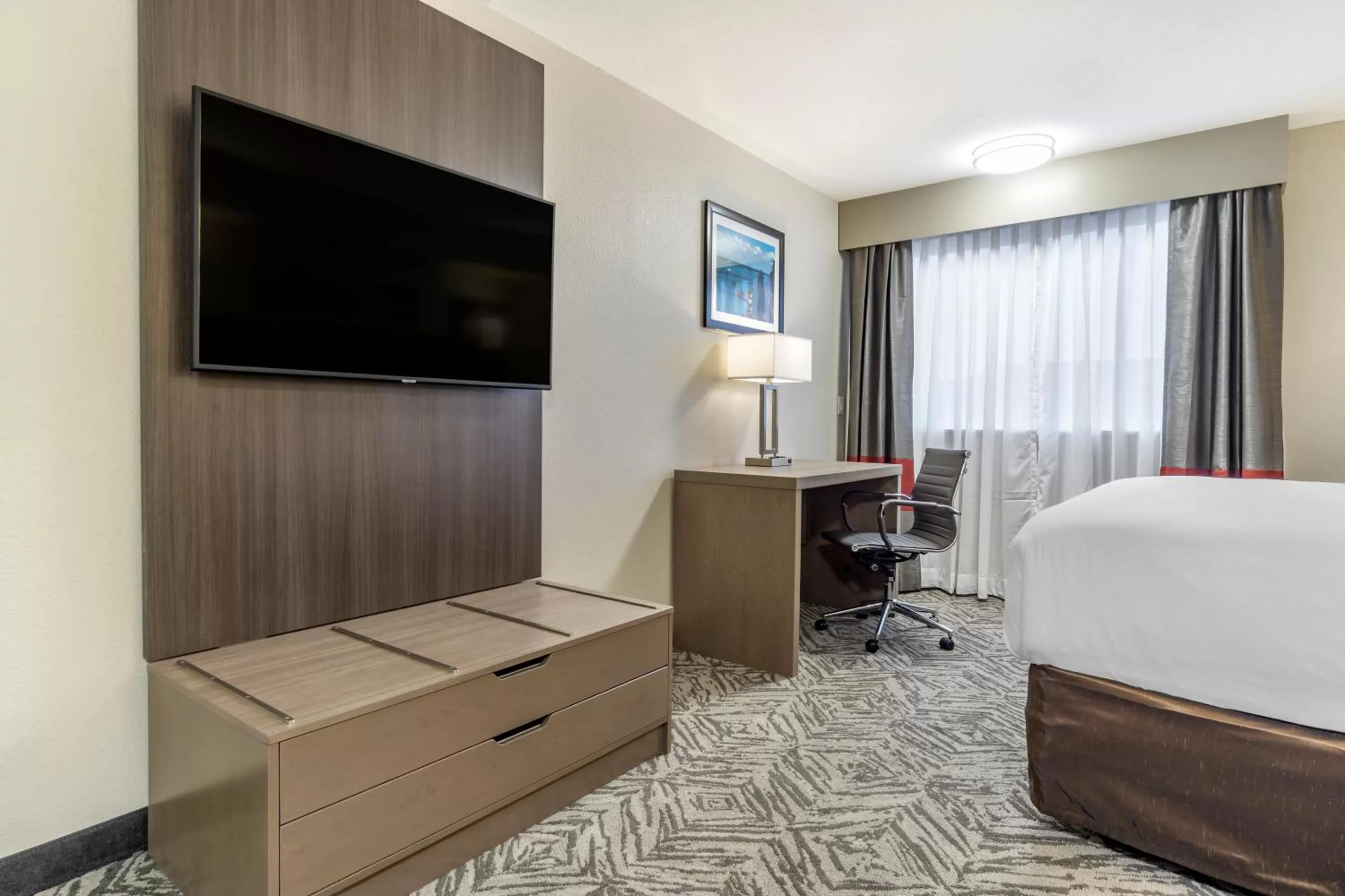 TV and multimedia, Bed in Comfort Inn & Suites Pacific - Auburn