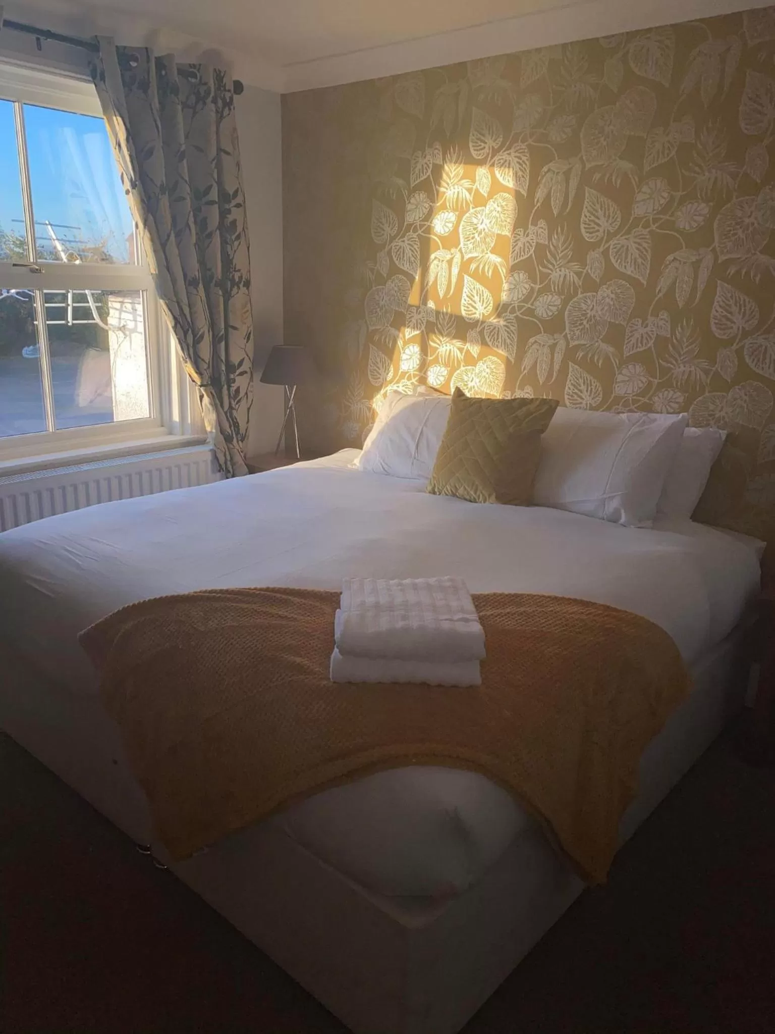 Bedroom, Bed in The White Swan Deighton