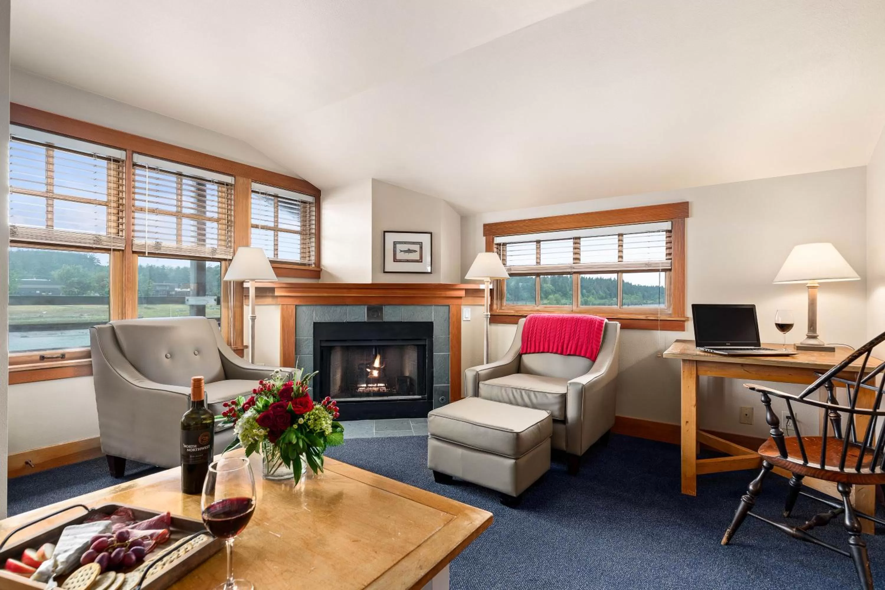 TV and multimedia in La Conner Channel Lodge