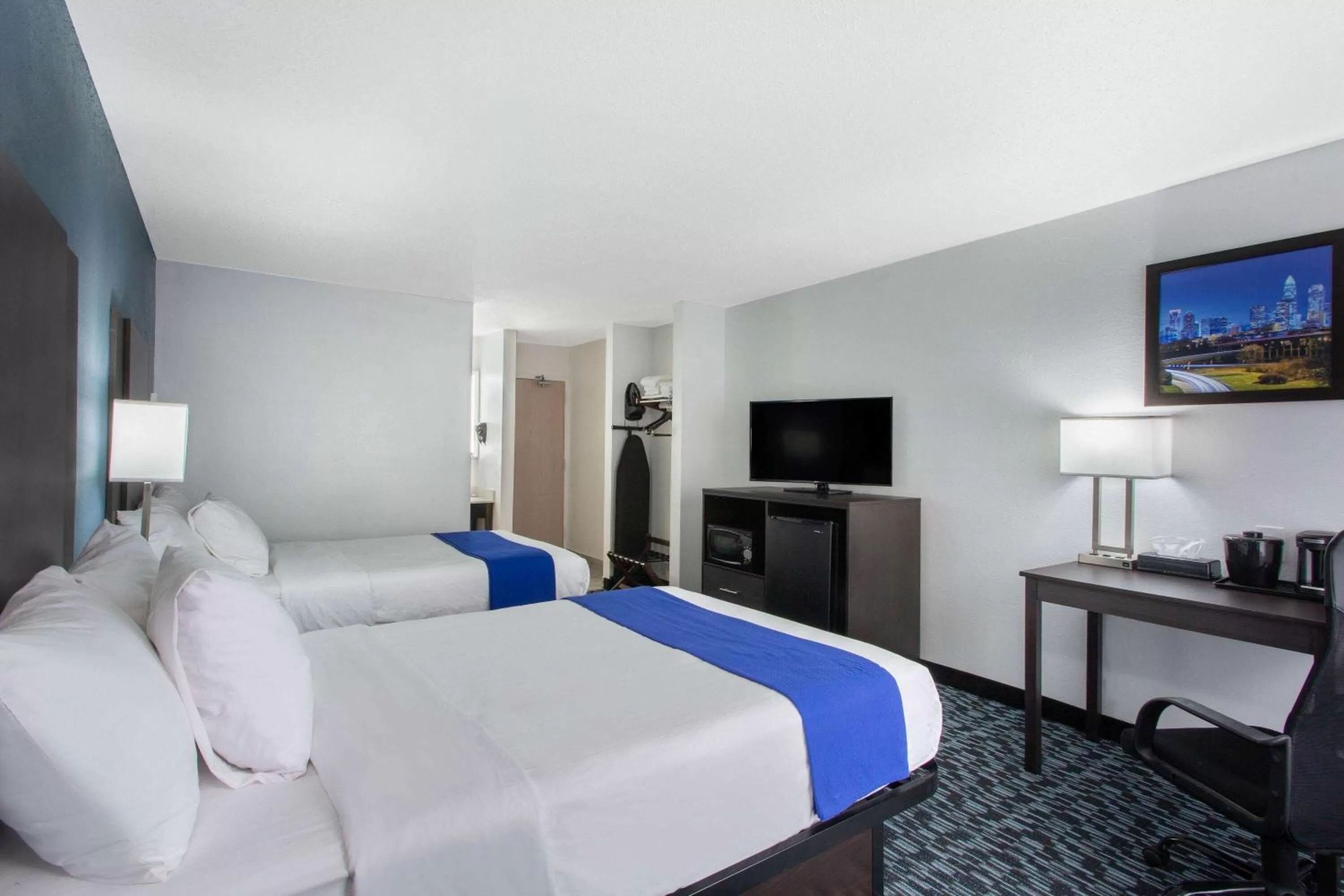 Photo of the whole room, Bed in University Inn & Suites