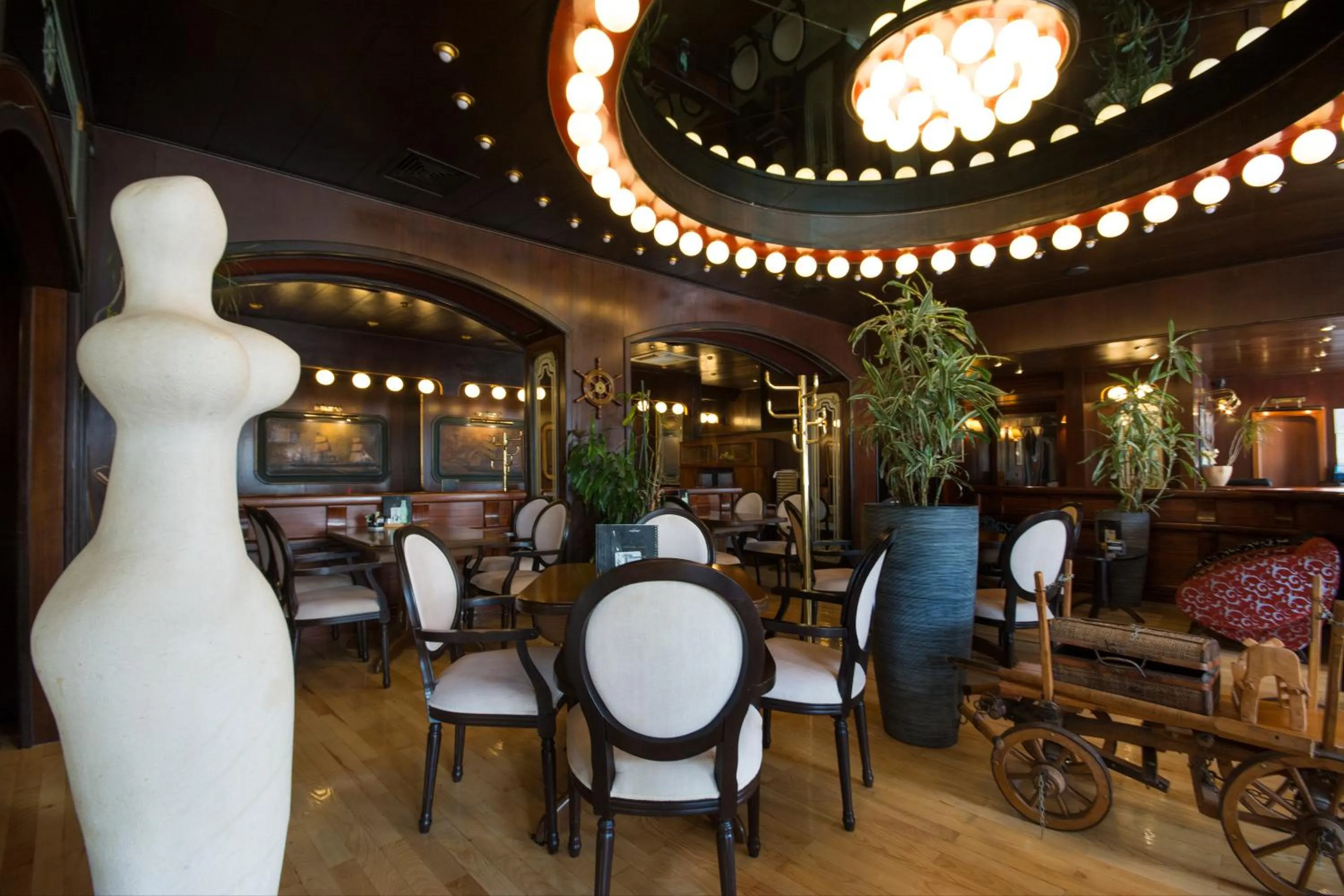 Restaurant/places to eat in Hotel Adriana