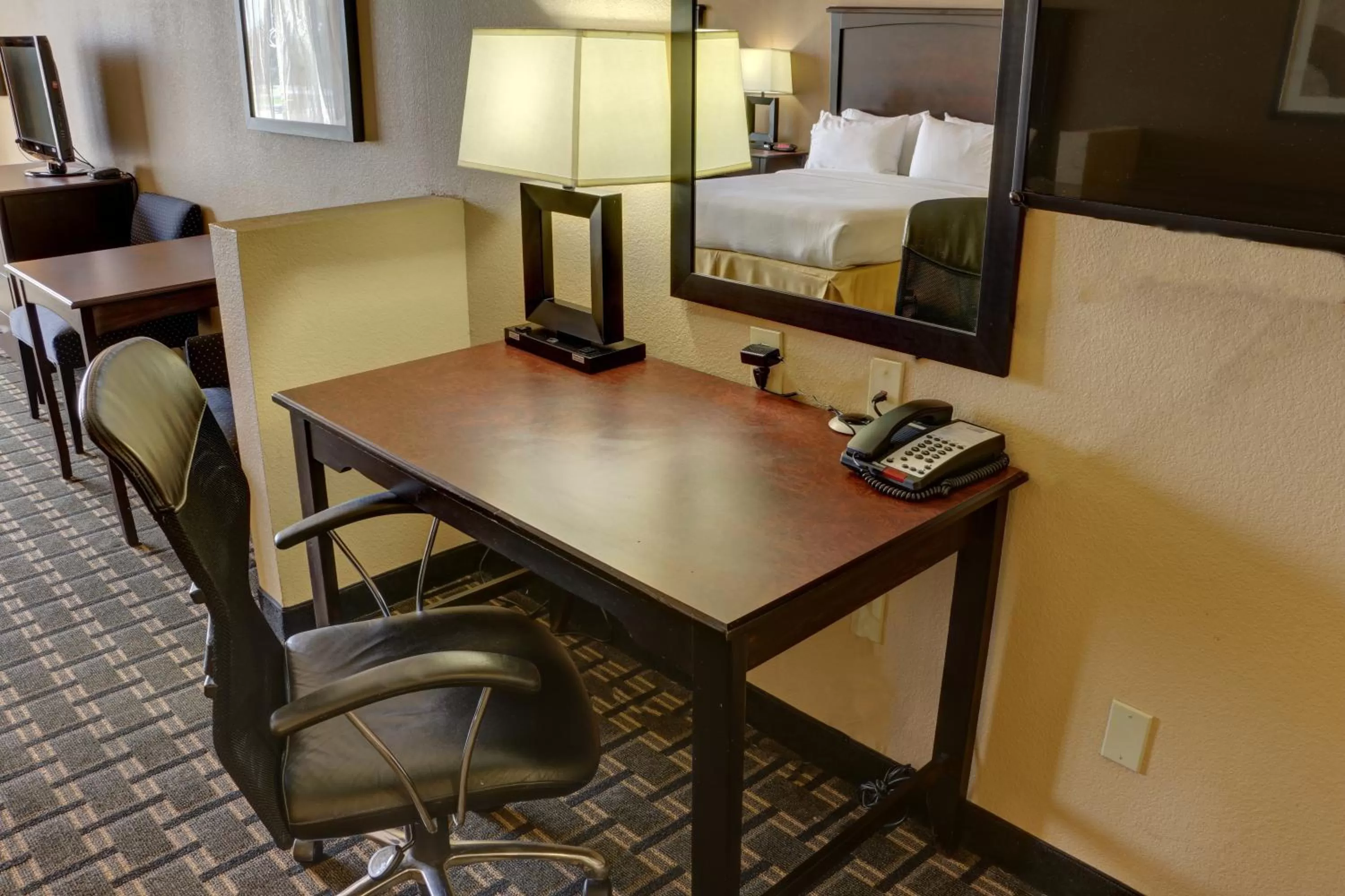Photo of the whole room, Bed in Holiday Inn Express Hotel & Suites Texarkana East by IHG