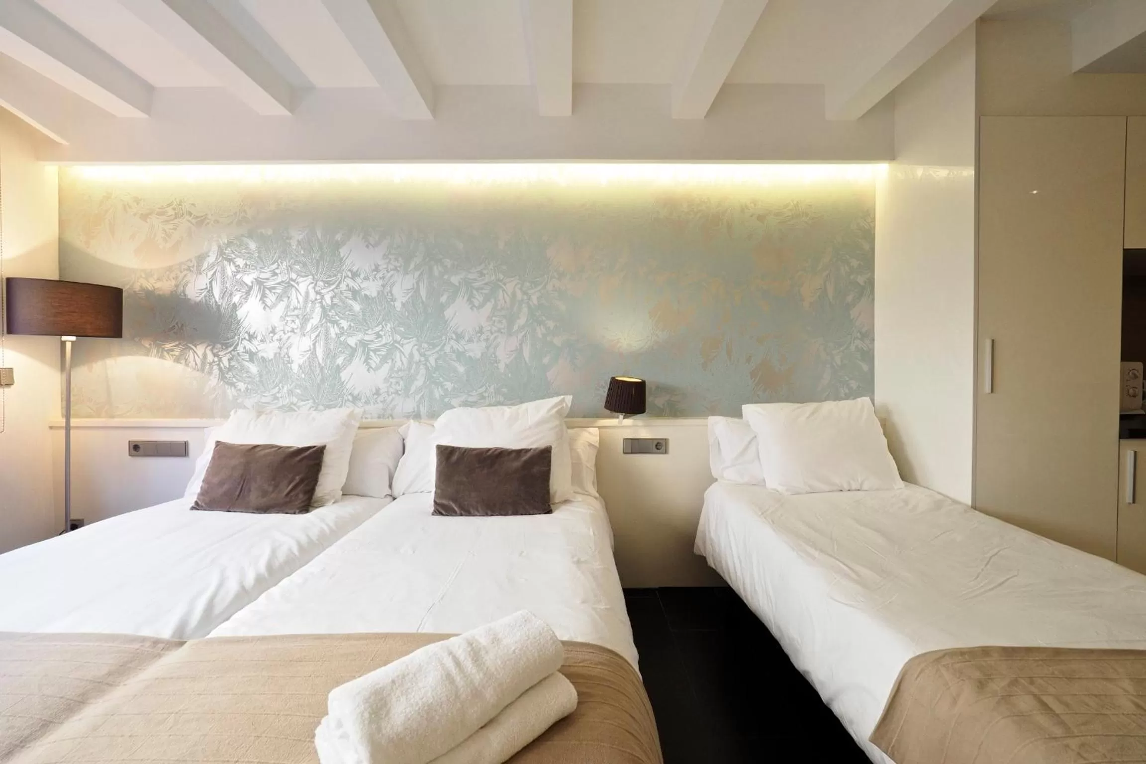 Photo of the whole room, Bed in Barcelona Fifteen central Aparthotel