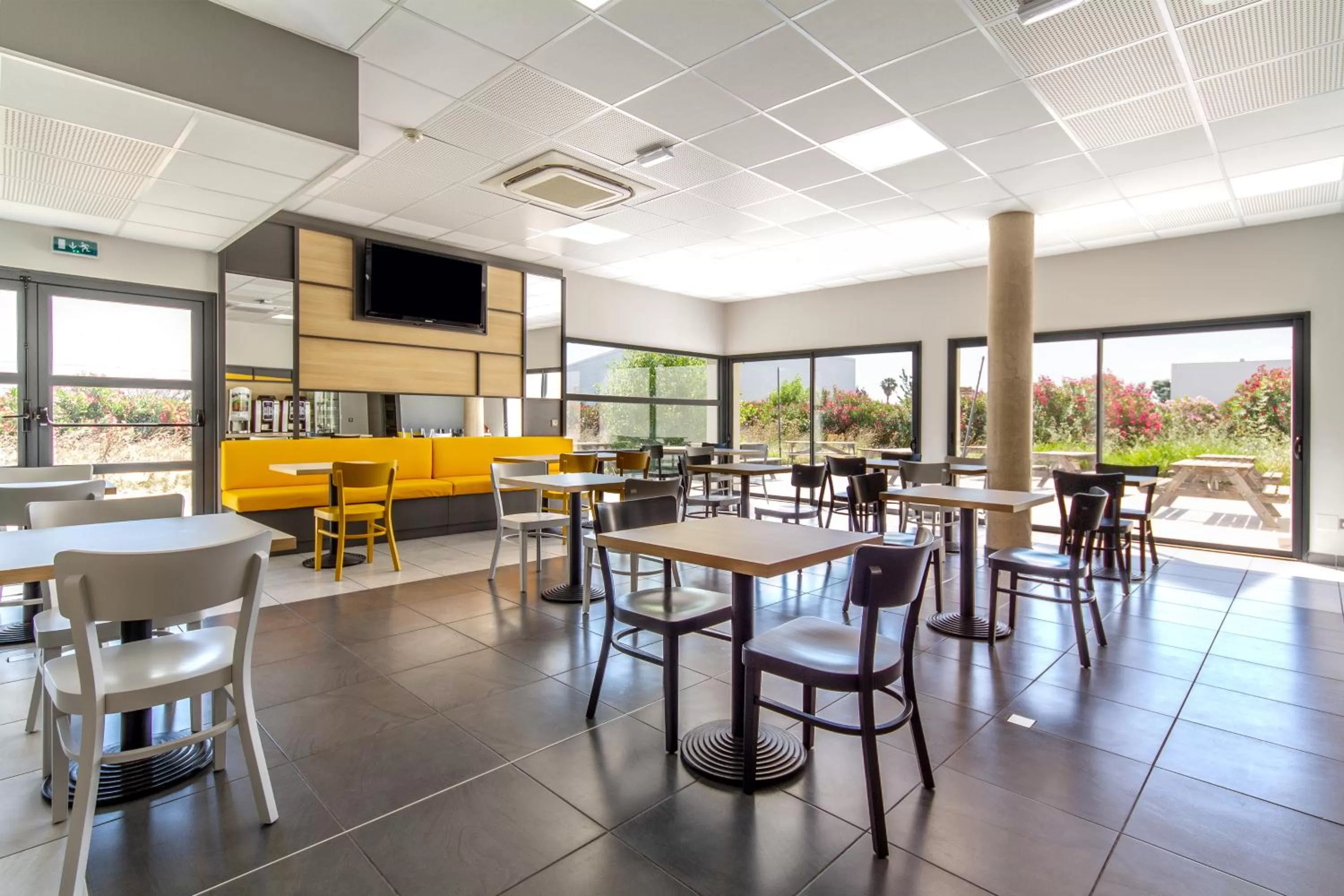 Buffet breakfast in B&B HOTEL Perpignan Saleilles