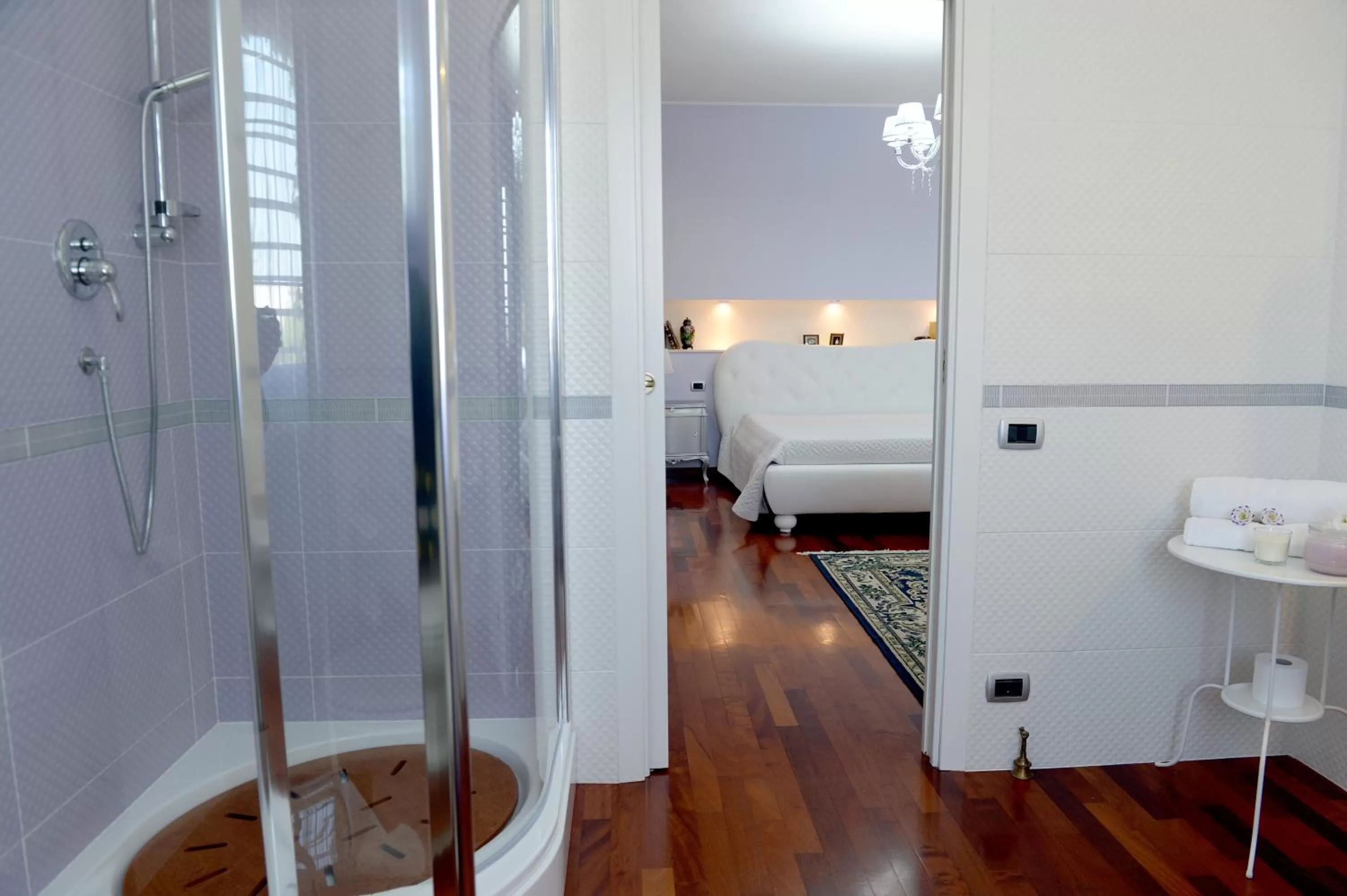 Shower, Bed in Il Giardino delle Jacaranda