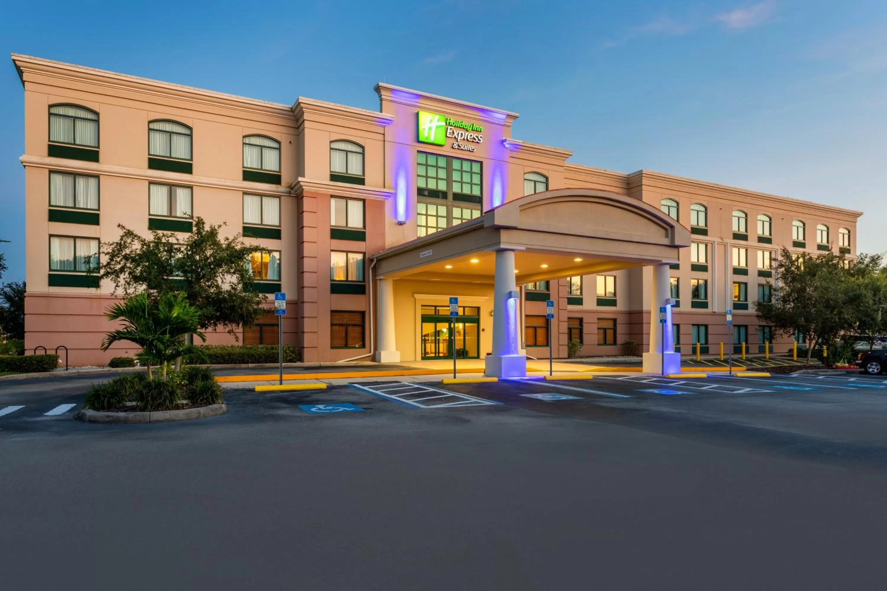 Holiday Inn Express & Suites Bradenton East-Lakewood Ranch by IHG