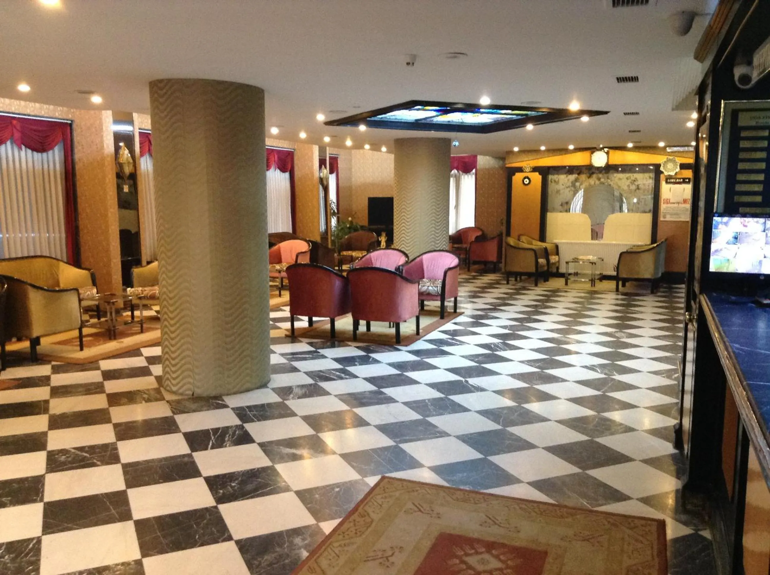 Communal lounge/ TV room in Tayhan Hotel