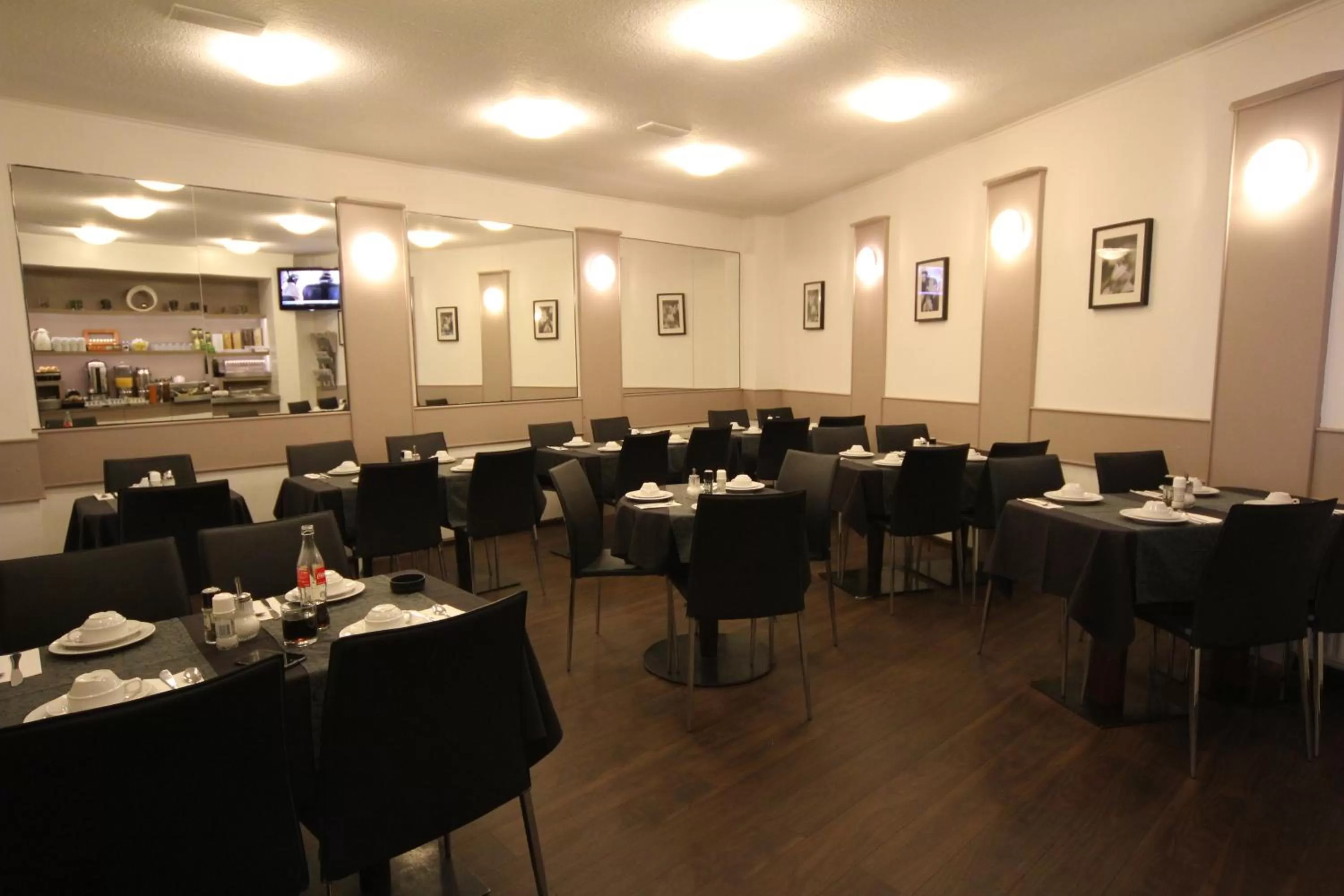 Restaurant/places to eat in Carlton Hotel