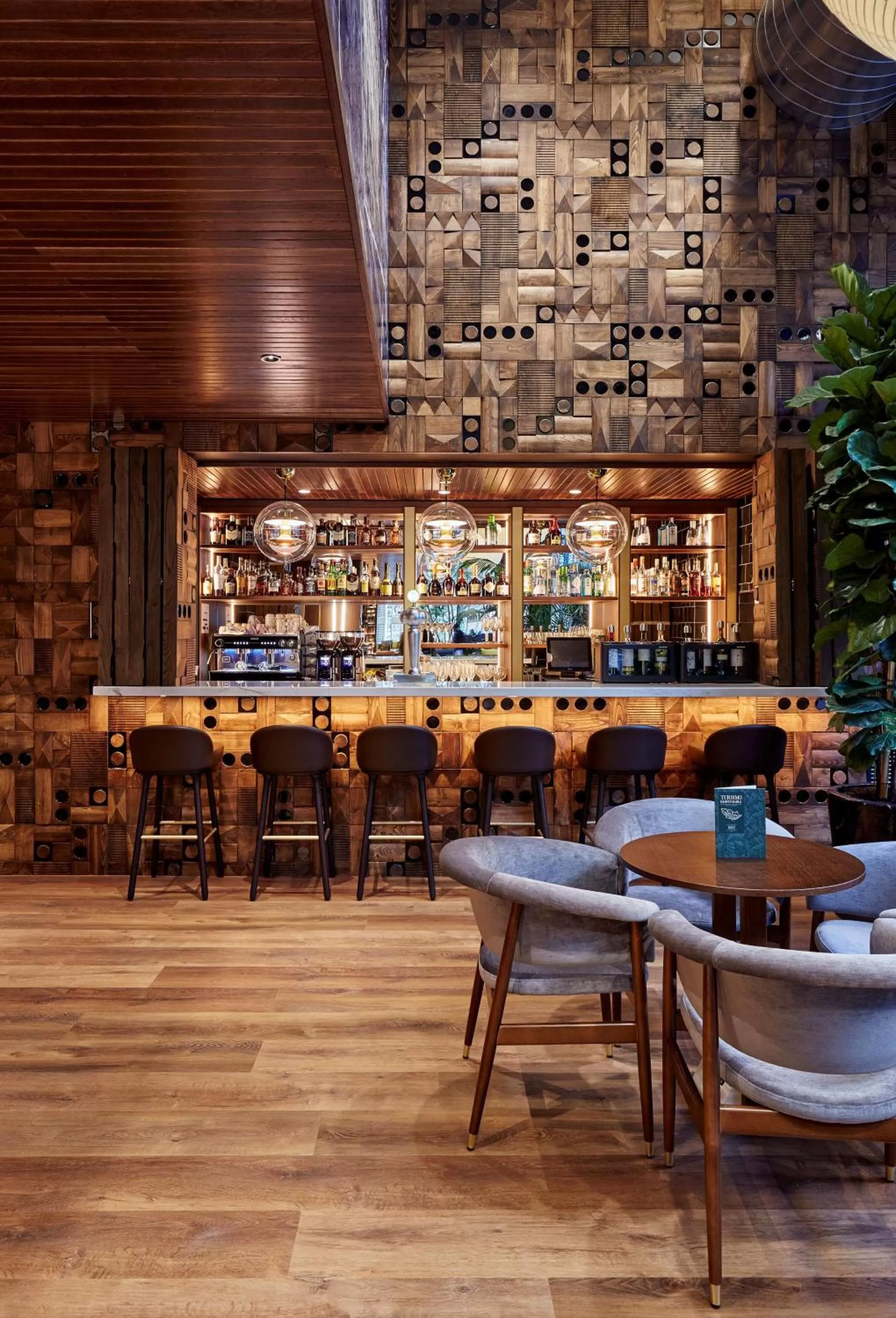 Lounge or bar in Radisson Blu 1882 Hotel, Barcelona Sagrada Familia