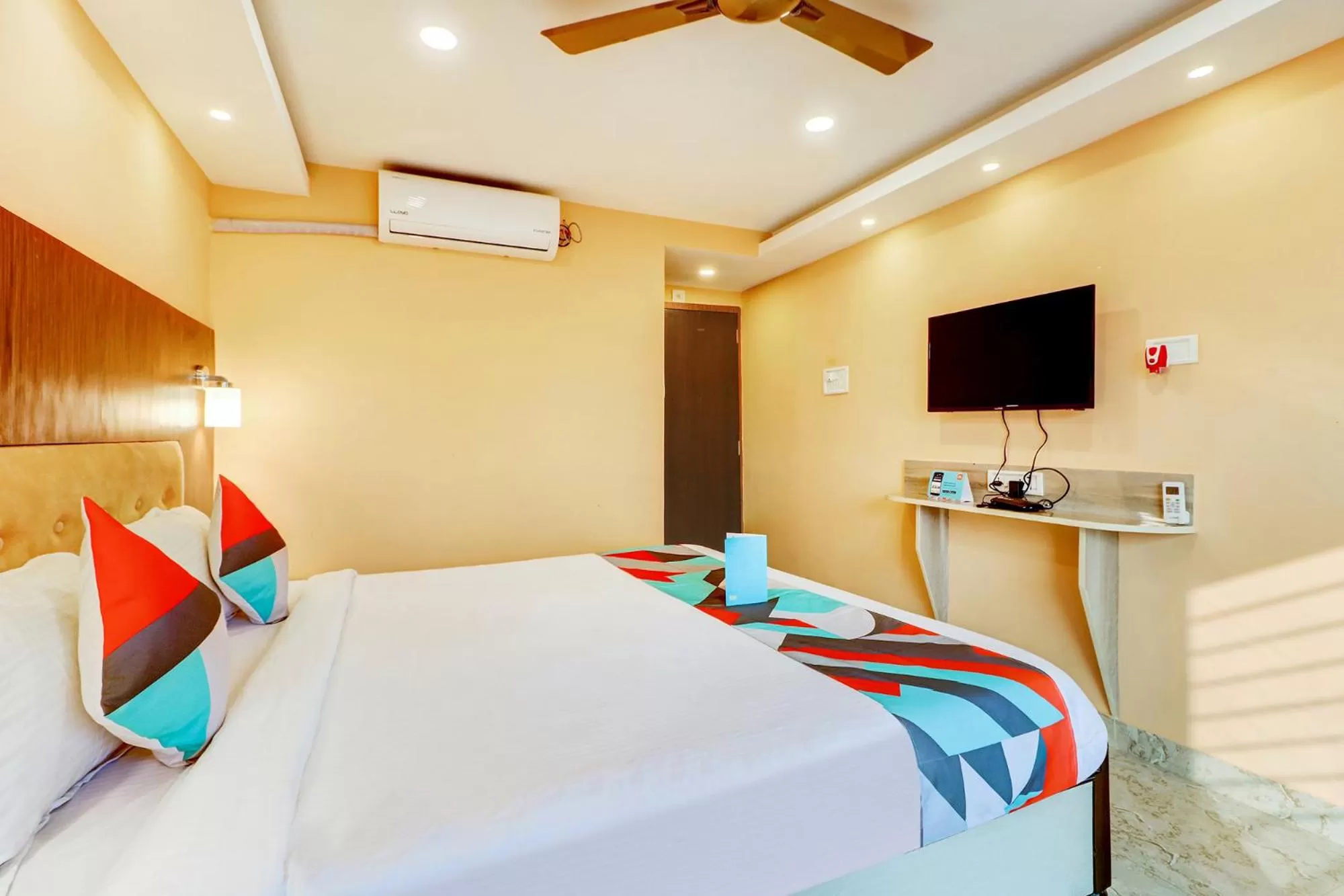 Bedroom, Bed in FabExpress Step Inn - Nr Biswa Bangla Gate