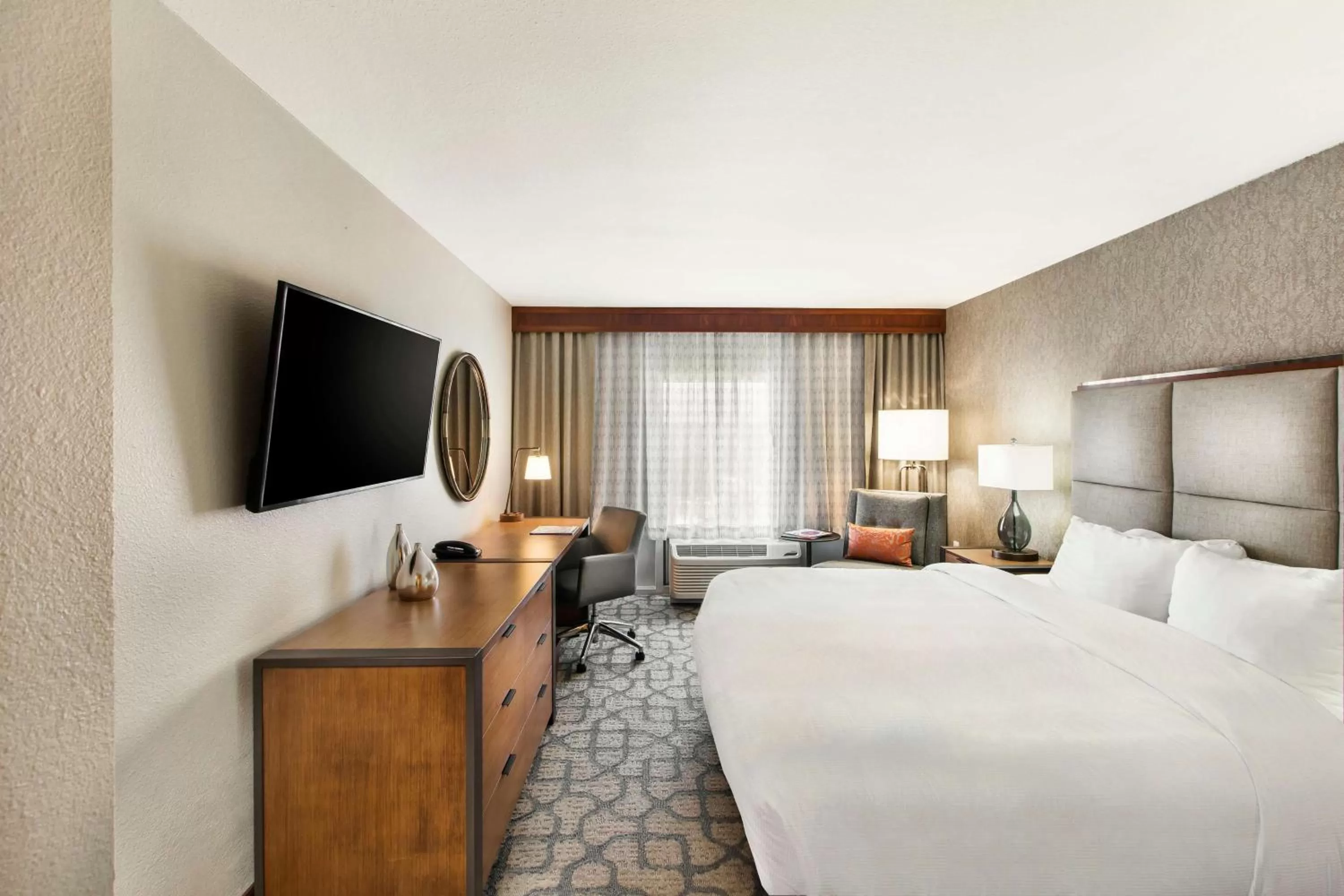 Bedroom, Bed in DoubleTree by Hilton San Antonio Northwest - La Cantera
