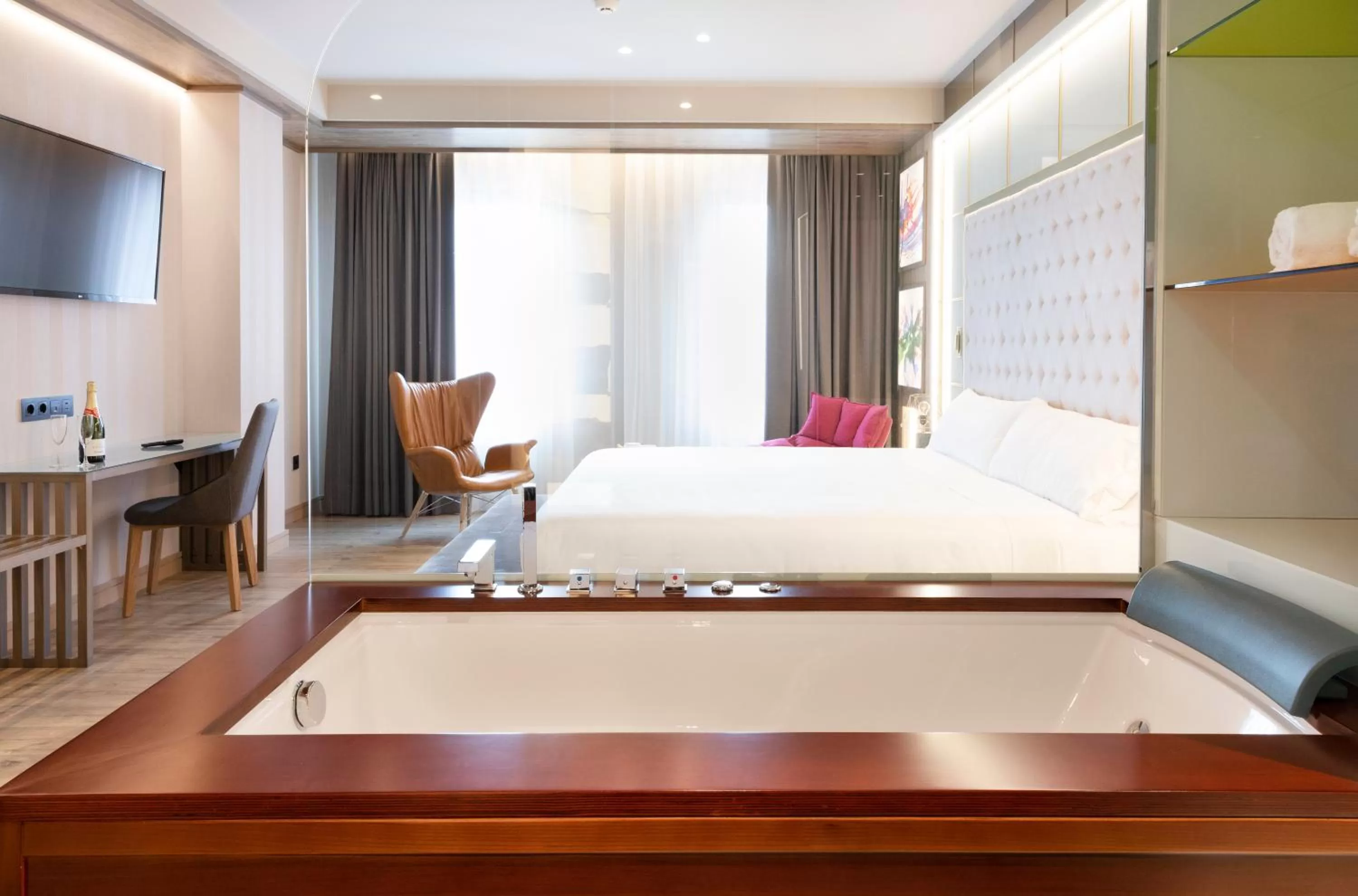 Photo of the whole room, Bed in Barceló Ourense