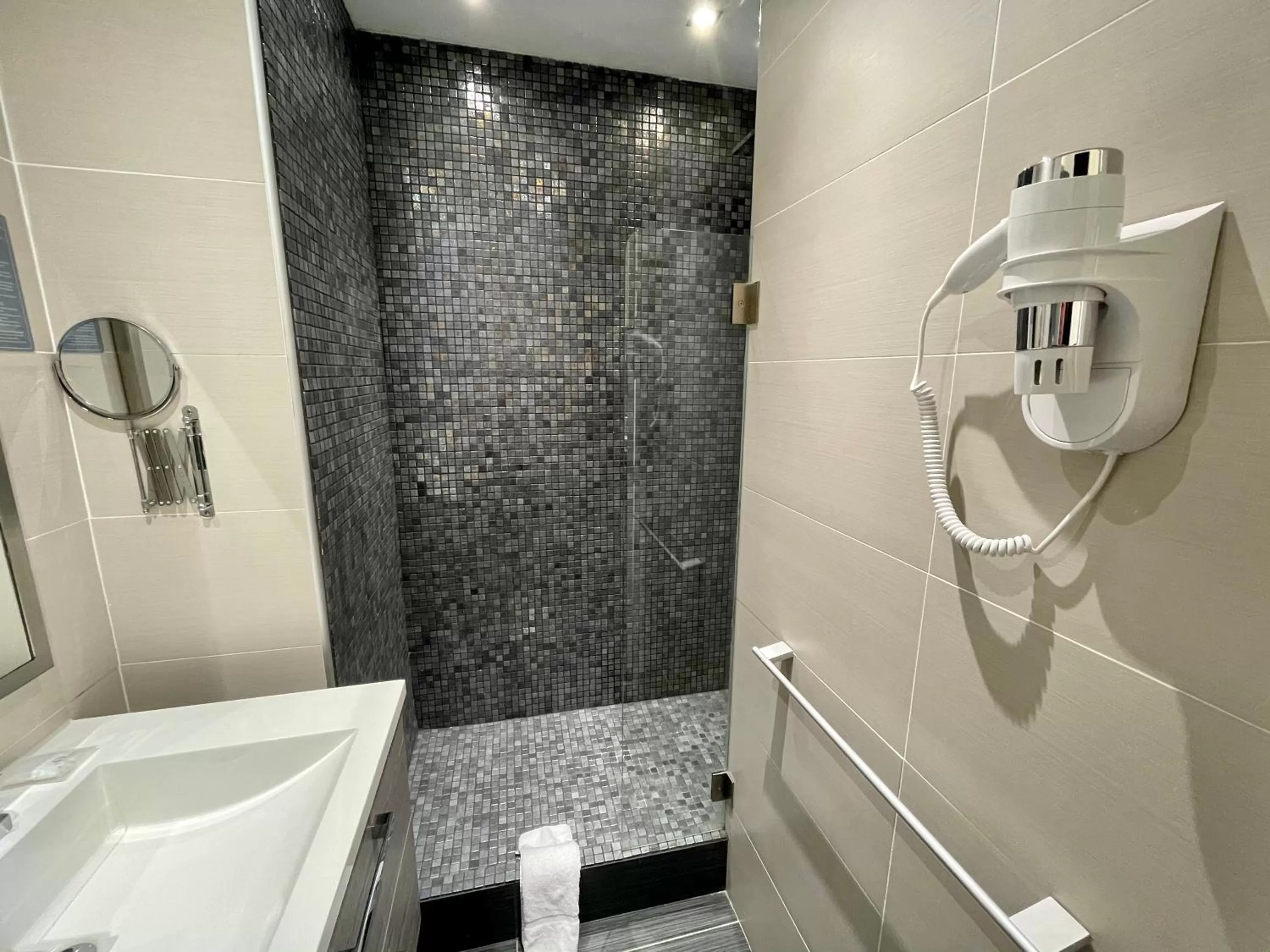 Shower in Hôtel Baptistin