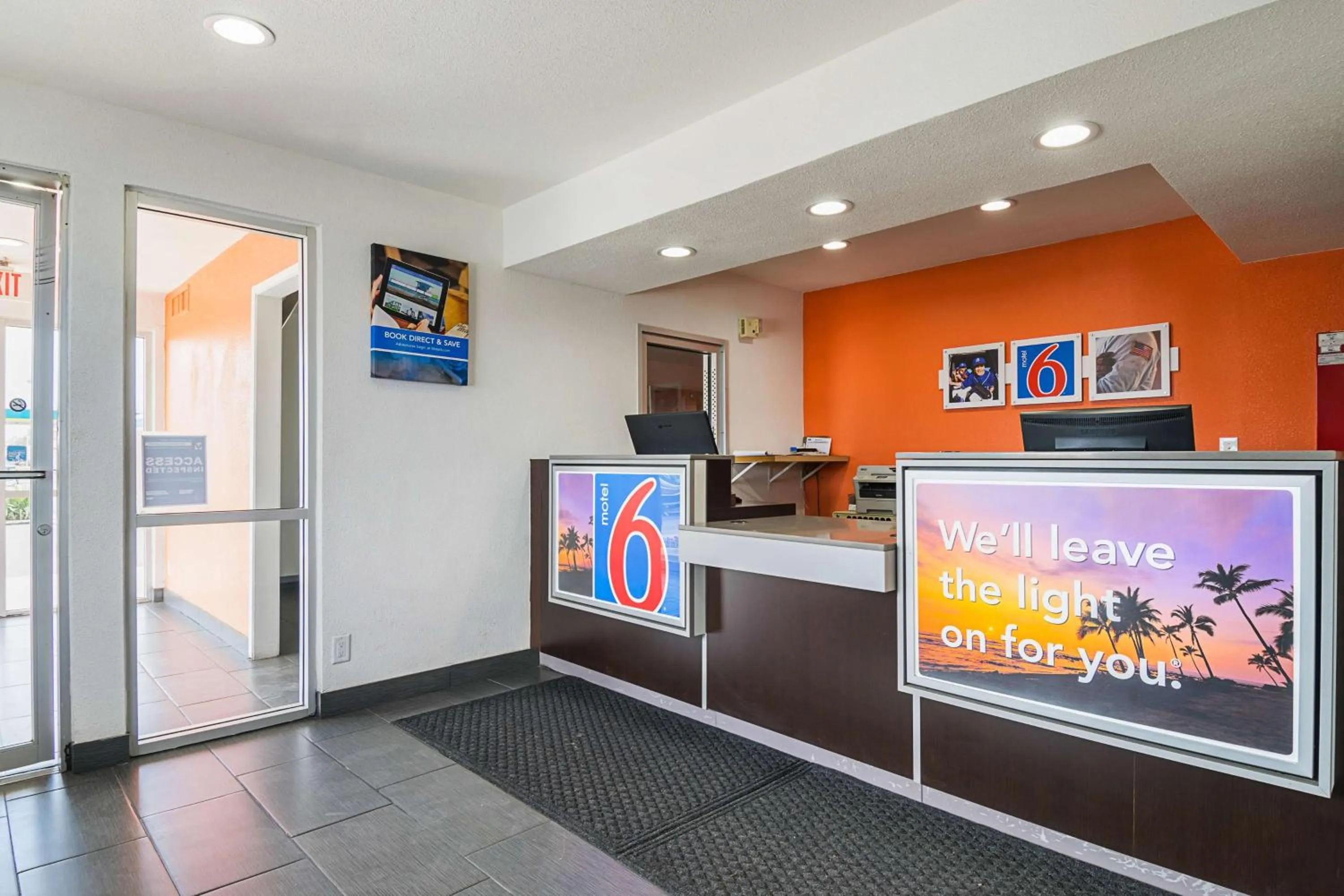 Property logo or sign in Motel 6 Lost Hills / Buttonwillow Racetrack