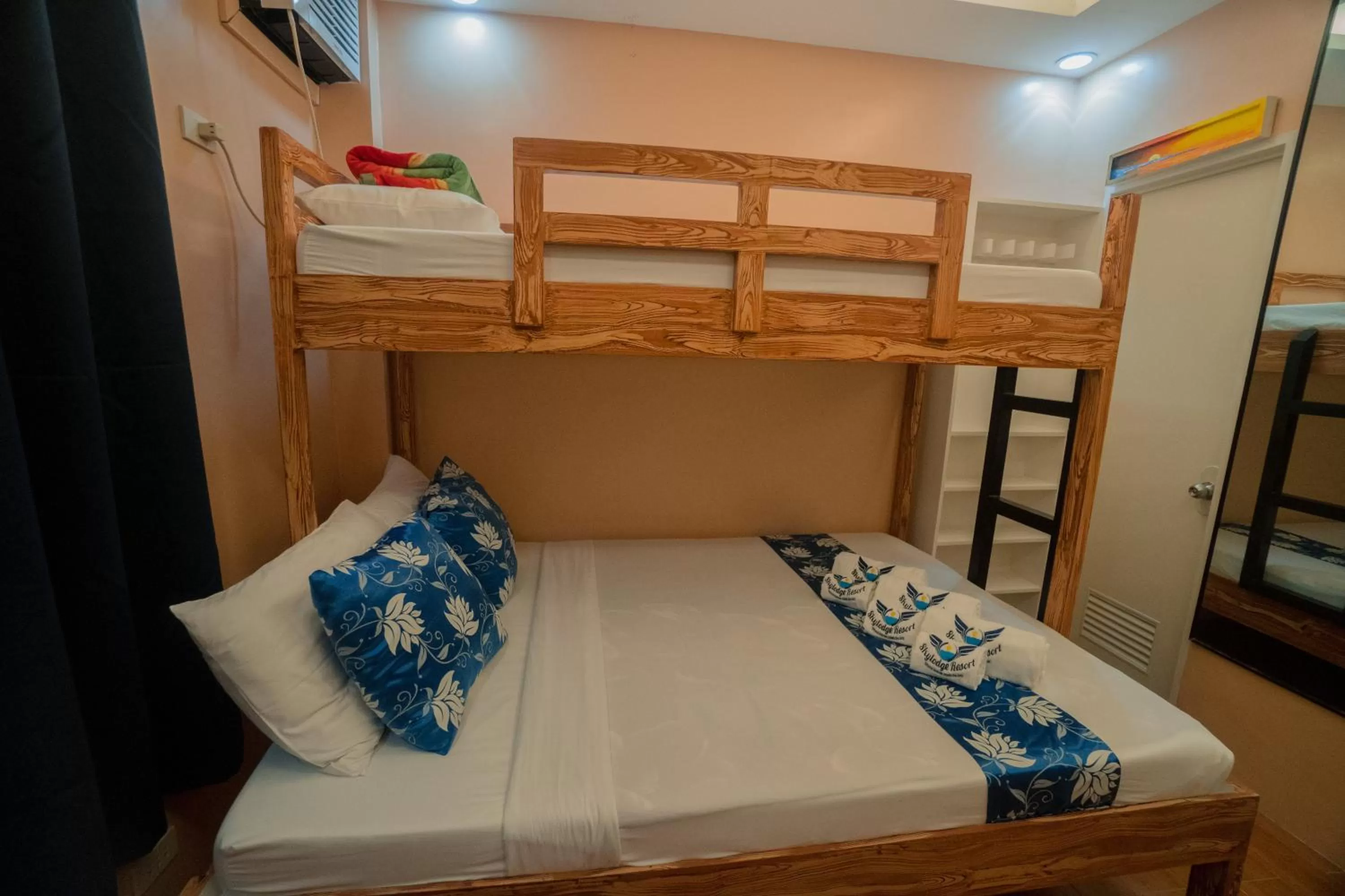 bunk bed, Bed in Skylodge Resort