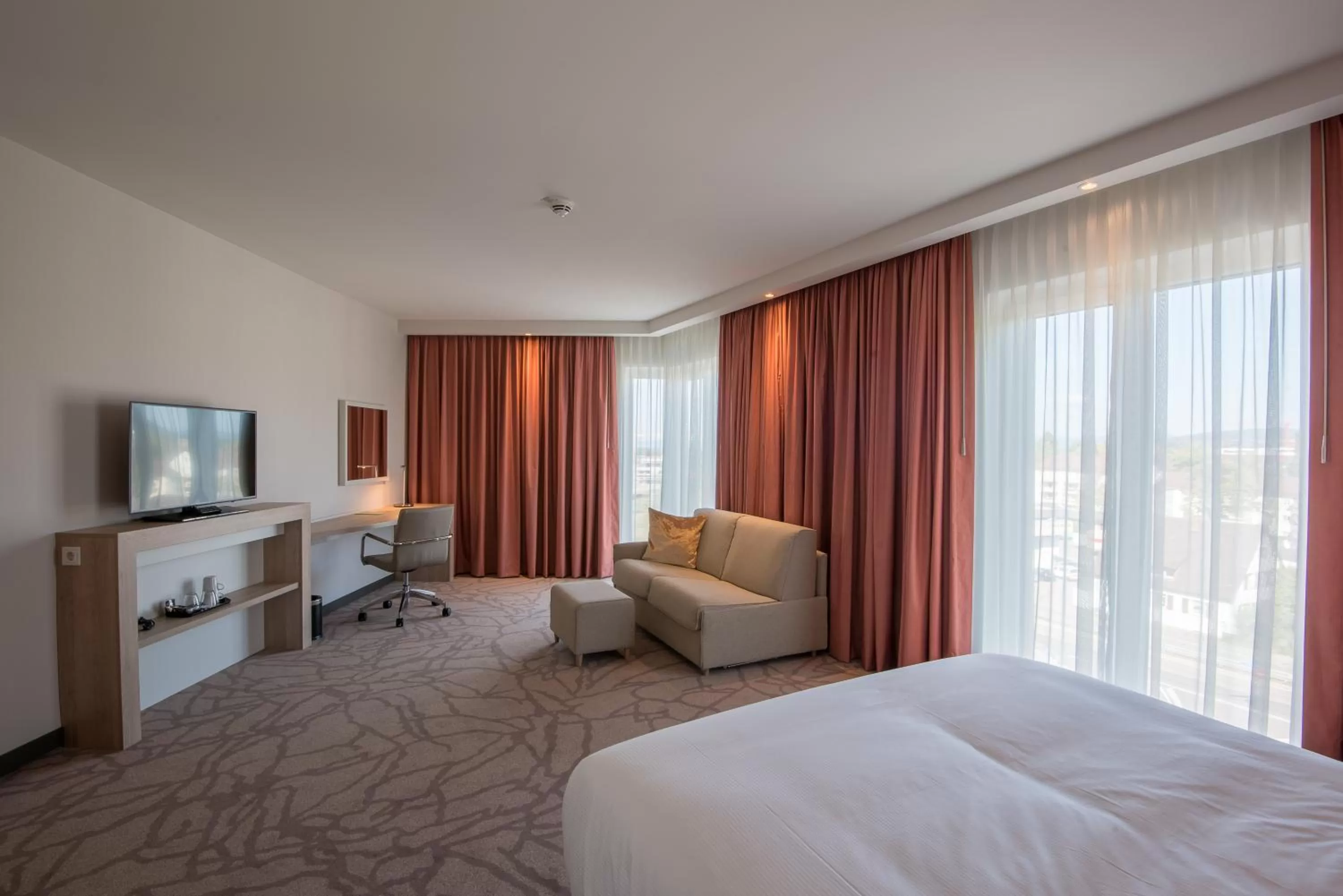 Communal lounge/ TV room, Bed in Hampton By Hilton Freiburg