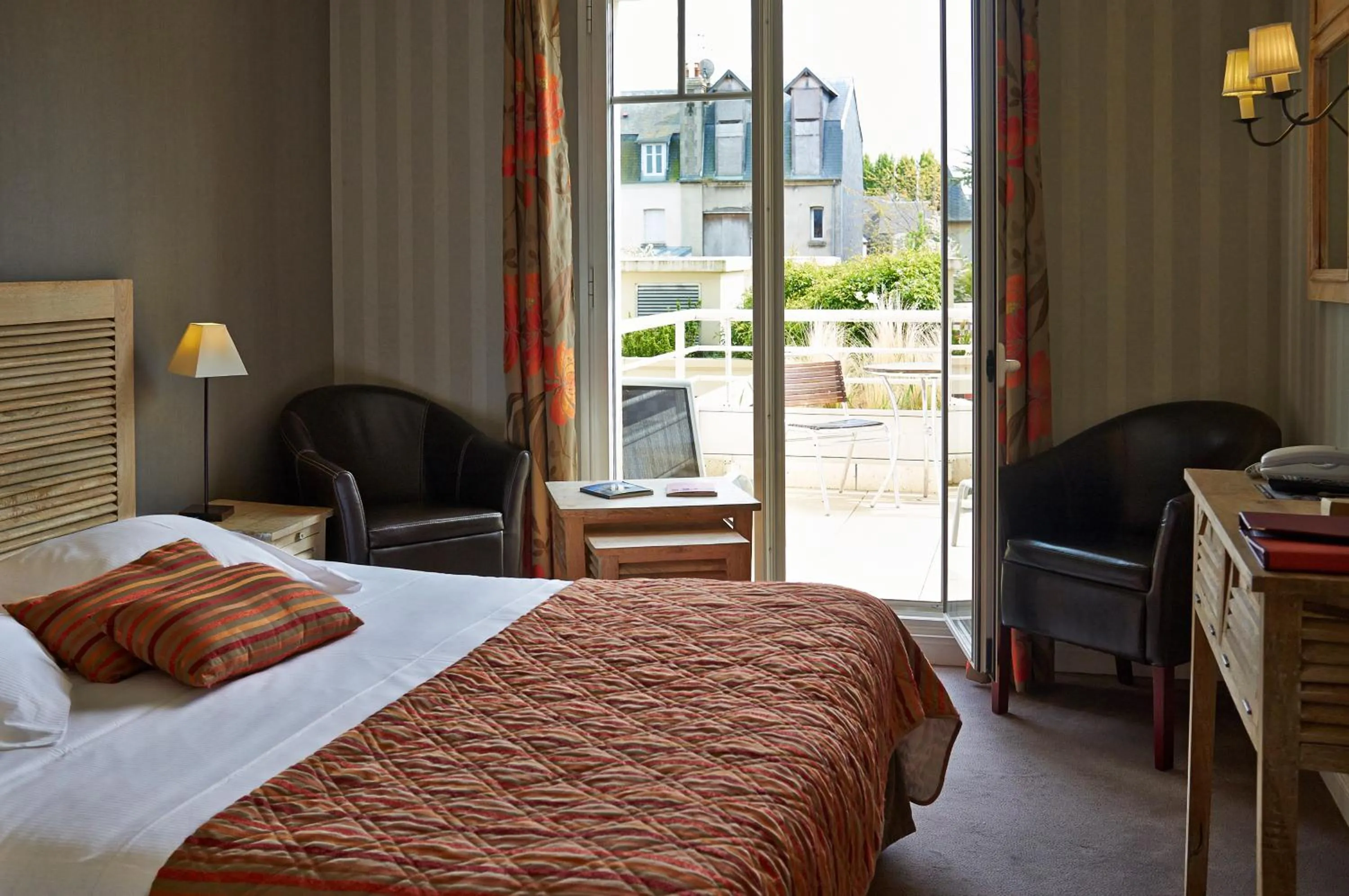 Bed in Almoria Hôtel & SPA