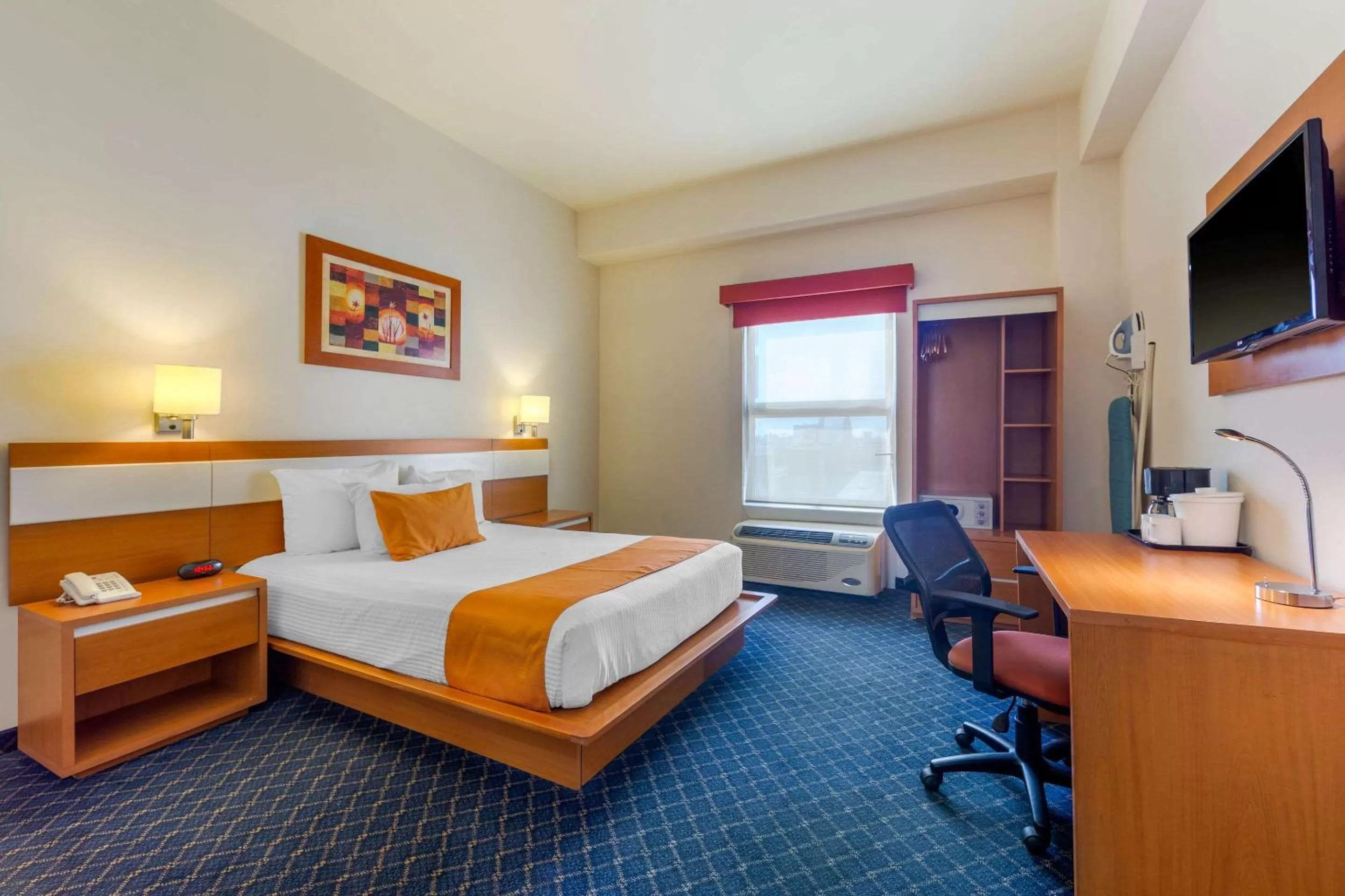 Photo of the whole room, Bed in Greenwood Hotel Torreón