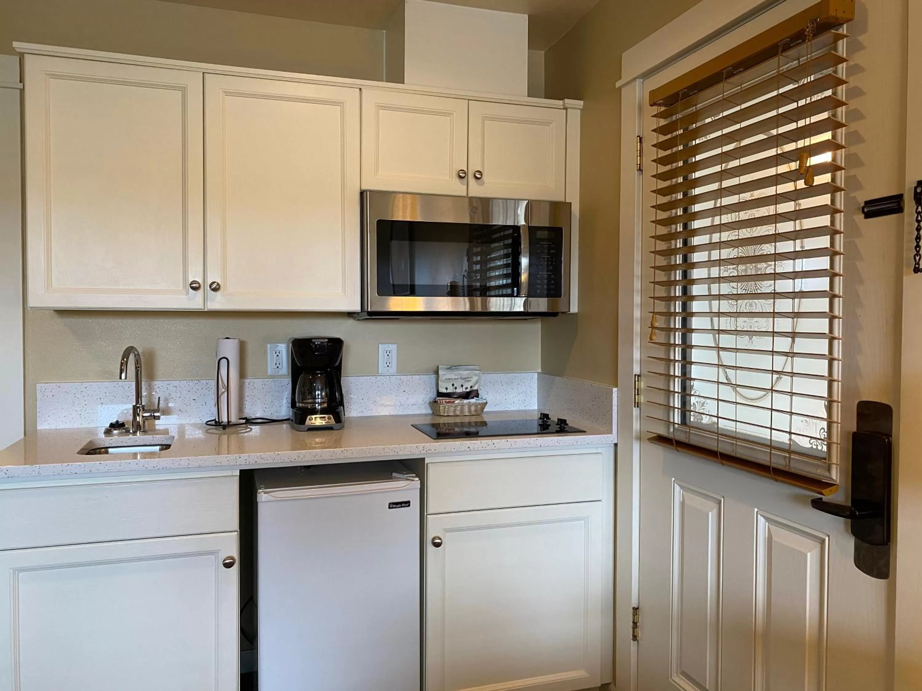 Kitchen or kitchenette in Lighthouse Inn