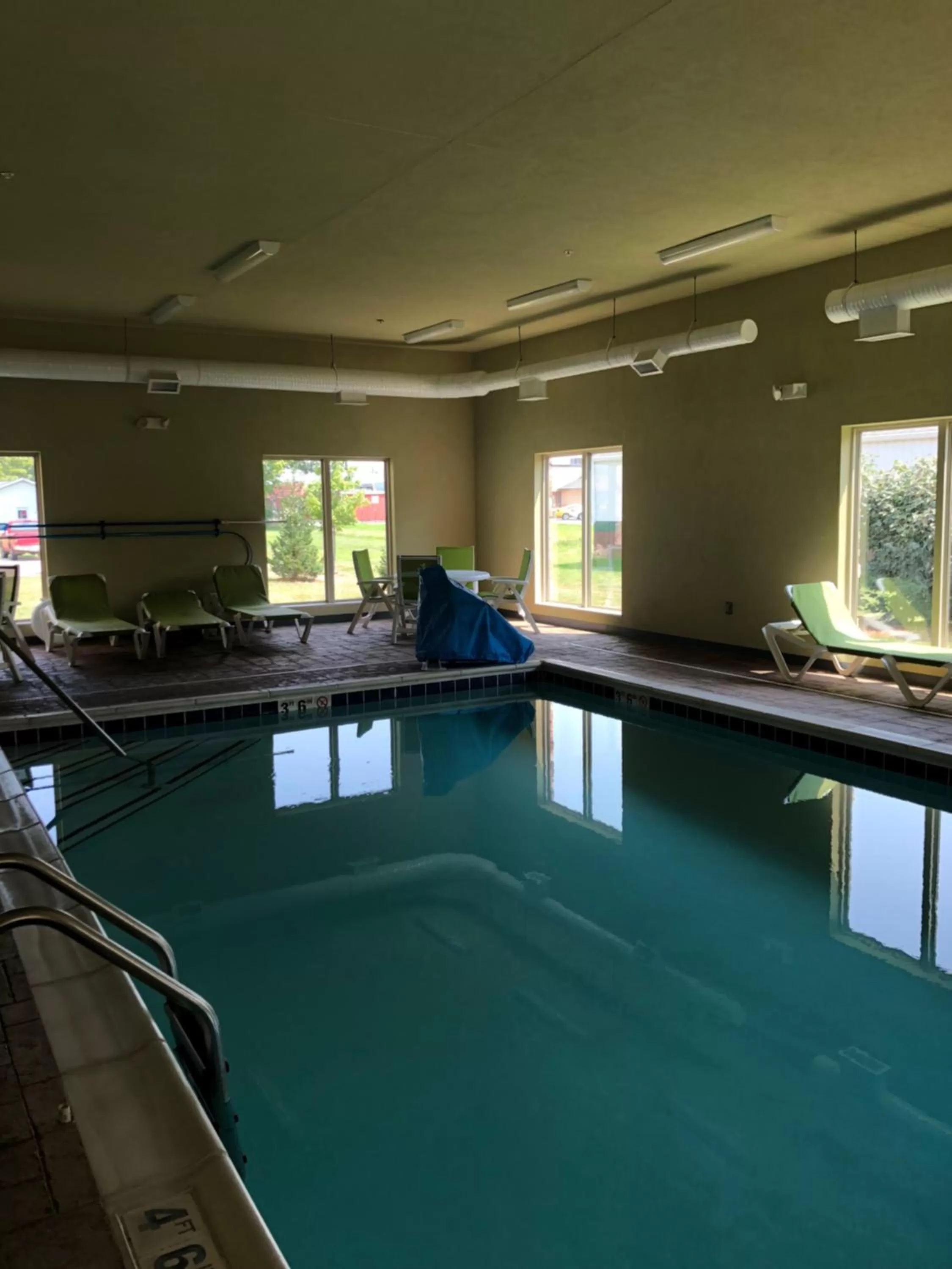 Swimming pool in Countryview Inn & Suites