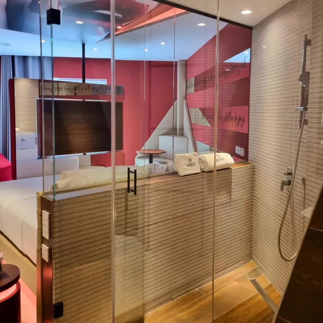 Shower, Bathroom in Hotel Avenue